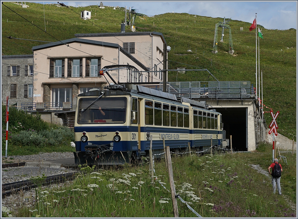Der erst von Montreux auf dem Rochers de Naye eingetroffene Zug fährt nach einer kurzen Wendezeit wieder ins Tal zurück.
3. August 2017