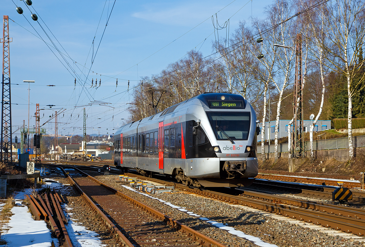
Der ET 22 2101 (94 80 0426 100-4 D-ABRN / 94 80 0826 100-0 D-ABRN), ex ET 22 001, ein 2-teiliger Stadler Flirt der Abellio Rail NRW fährt am 18.02.2018, als RB 91  Ruhr-Sieg-Bahn  (Hagen - Finnentrop - Kreuztal – Siegen), von Kreuztal weiter in Richtung Siegen. 