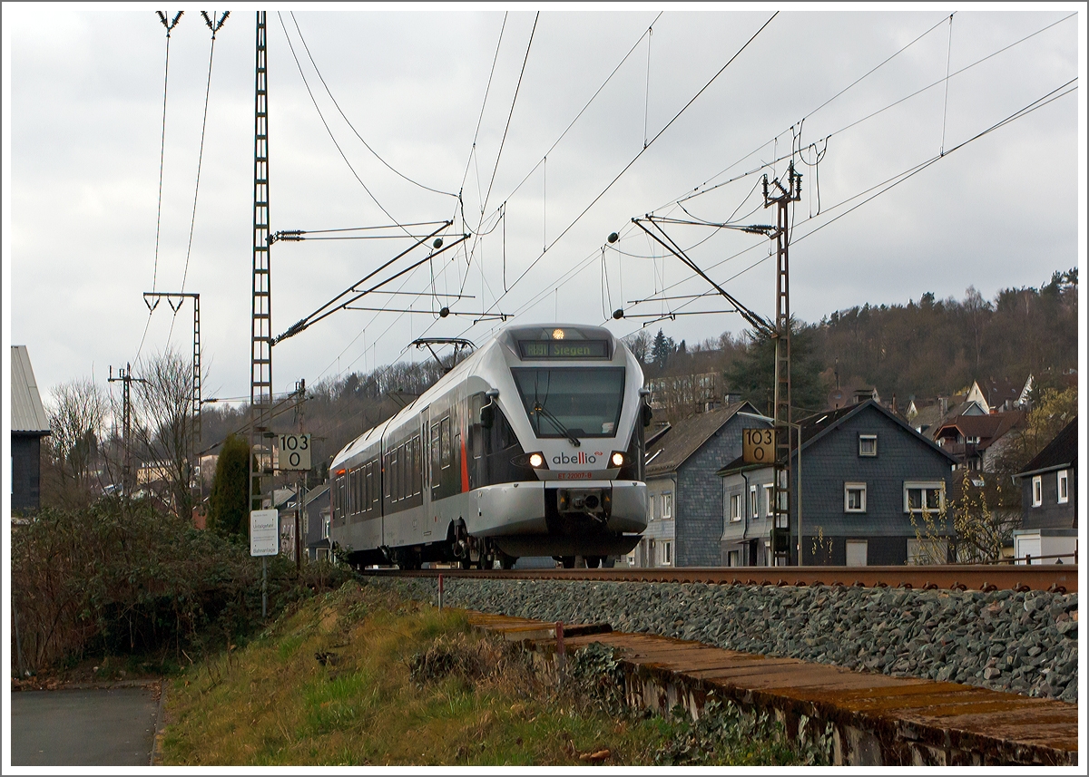Der ET 22007   Iserlohn  (2-teiliger Stadler Flirt) der Abellio Rail NRW am 15.03.2014 als RB 91  Ruhr-Sieg-Bahn   Hagen - Finnentrop - Kreuztal - Siegen, hier kurz vor dem  Bahnhof Siegen-Weidenau (früher Hüttental-Weidenau).
 
Er fährt die KBS 440  Ruhr-Sieg-Strecke   Hagen - Siegen, hier noch auf der DB-Streckennummer 2800, ab Siegen-Weidenau bis Siegen dann DB-Streckennummer 2880.