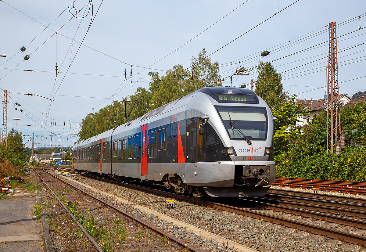
Der ET 23 2101  Altena (Westf.)  der Abellio Rail NRW, ex ET 23 001, ein 3-teiliger Stadler FLIRT, fährt am 11.09.2016 vom Bahnhof Kreuztal, als RE 16  Ruhr-Sieg-Express  (Essen - Hagen - Siegen), weiter in Richtung Siegen. Der Triebzug hat die NVR-Nummern 94 80 0427 100-3 D-ABRN / 94 80 0827 100-9 D-ABRN / 94 80 0427 600-2 D-ABRN