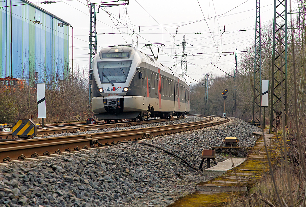 
Der ET 23 2102  Märkischer Kreis  (ex ET 23 002) ein 3-teiliger Stadler FLIRT der Abellio Rail NRW GmbH, fährt am 14.02.2015 als RB 91 -  Ruhr-Sieg-Bahn  die Verbindung Siegen - Hagen, hier erreicht er gleich den Bahnhof Siegen-Geisweid (ehem. Hüttental-Geisweid).

Der FLIRT wurde 2007 von Stadler unter der Fabriknummer 37659 gebaut. Er ist von Macquarie Rail (vormals CBRail) geleast bzw. gemietet.

Der Triebzug hat die NVR-Nummern 94 80 0427 101-1 D-ABRN / 94 80 0827 101-7 D-ABRN / 94 80 0427 601-0 D-ABRN.