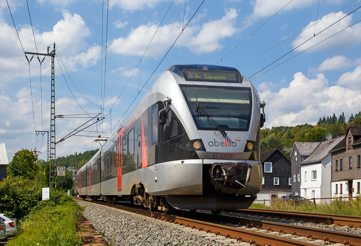 
Der ET 23 2107 (94 80 0427 106-0 D-ABRN / 94 80 0827 106-6 D-ABRN / 94 80 0427 606-9 D-ABRN), ex ET 23007, ein 3-teiliger Stadler FLIRT der Abellio Rail NRW GmbH fährt am 01.08.2015, als RE 16  Ruhr-Sieg-Express   (Essen - Hagen - Siegen) und erreicht gleich den Bahnhof Siegen-Weidenau (früher Hüttental-Weidenau). 

Er fährt auf der KBS 440  Ruhr-Sieg-Strecke   Hagen - Siegen, hier noch auf der DB-Streckennummer 2800, ab Siegen-Weidenau bis Siegen dann DB-Streckennummer 2880.

Hinweis: Die Aufnahme entstand auf halber Höhe der Böschung/Bahndamm, das Bild wurde etwas zugeschnitten.