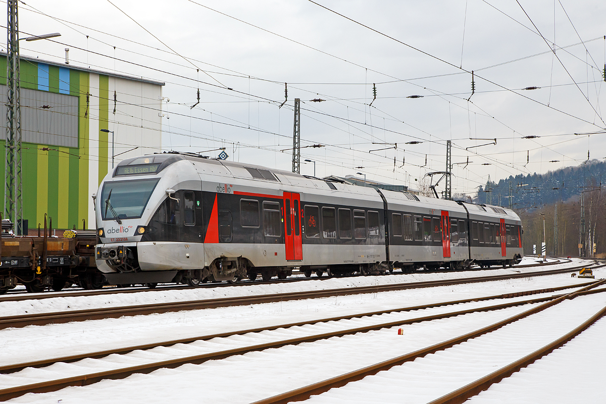 
Der ET 232108  Finnentrop  (94 80 0427 107-8 D-ABRN / 94 80 0827 107-4 D-ABRN / 94 80 0427 607-7 D-ABRN), ex ET 23008, ein 3-teiliger Stadler Flirt der Abellio Rail NRW GmbH fährt am 28.01.2017, als RE 16  Ruhr-Sieg-Express  (siegen - Hagen - Essen) durch Siegen-Geisweid in Richtung Hagen.
