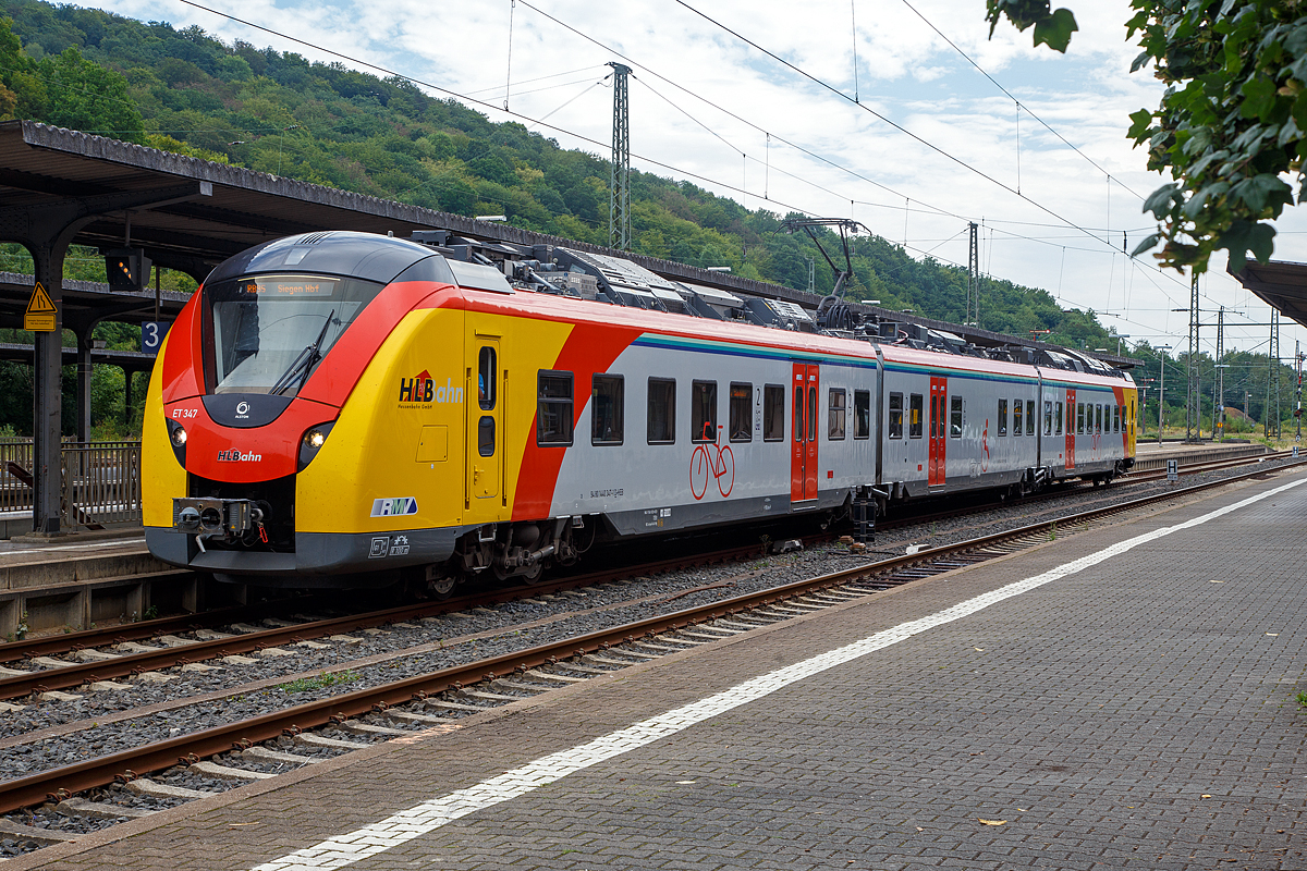 
Der ET 347 (94 80 1440 347-1 D-HEB / 94 80 1441 847-9 D-HEB / 94 80 1440 847-60D-HEB) ein dreiteiliger Alstom Coradia Continental der HLB (Hessische Landesbahn) steht am 21.08.2020, als RB 95  Sieg-Dill-Bahn  Dillenburg - Siegen , im Bahnhof Dillenburg zur Abfahrt bereit.

Der Triebzug wurde 2018 von ALSTOM Transport Deutschland GmbH in Salzgitter unter der Fabriknummer D04 1530 007 gebaut. 
