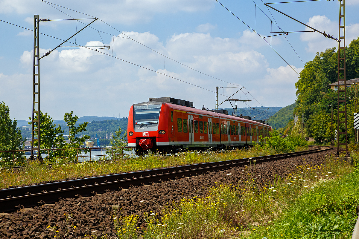 Der ET 425 599-8  und ein Weiterer der DB Regio NRW fahren als Zwei gekuppelte ET 425 der DB Regio (ET 425 599-8  und ein ein Weiterer) fahren am 07.07.2018, als RE 8 Rhein-Erft-Express (M�nchengladbach - K�ln - Koblenz), durch Neuwied-Feldkirchen in Richtung Koblenz.