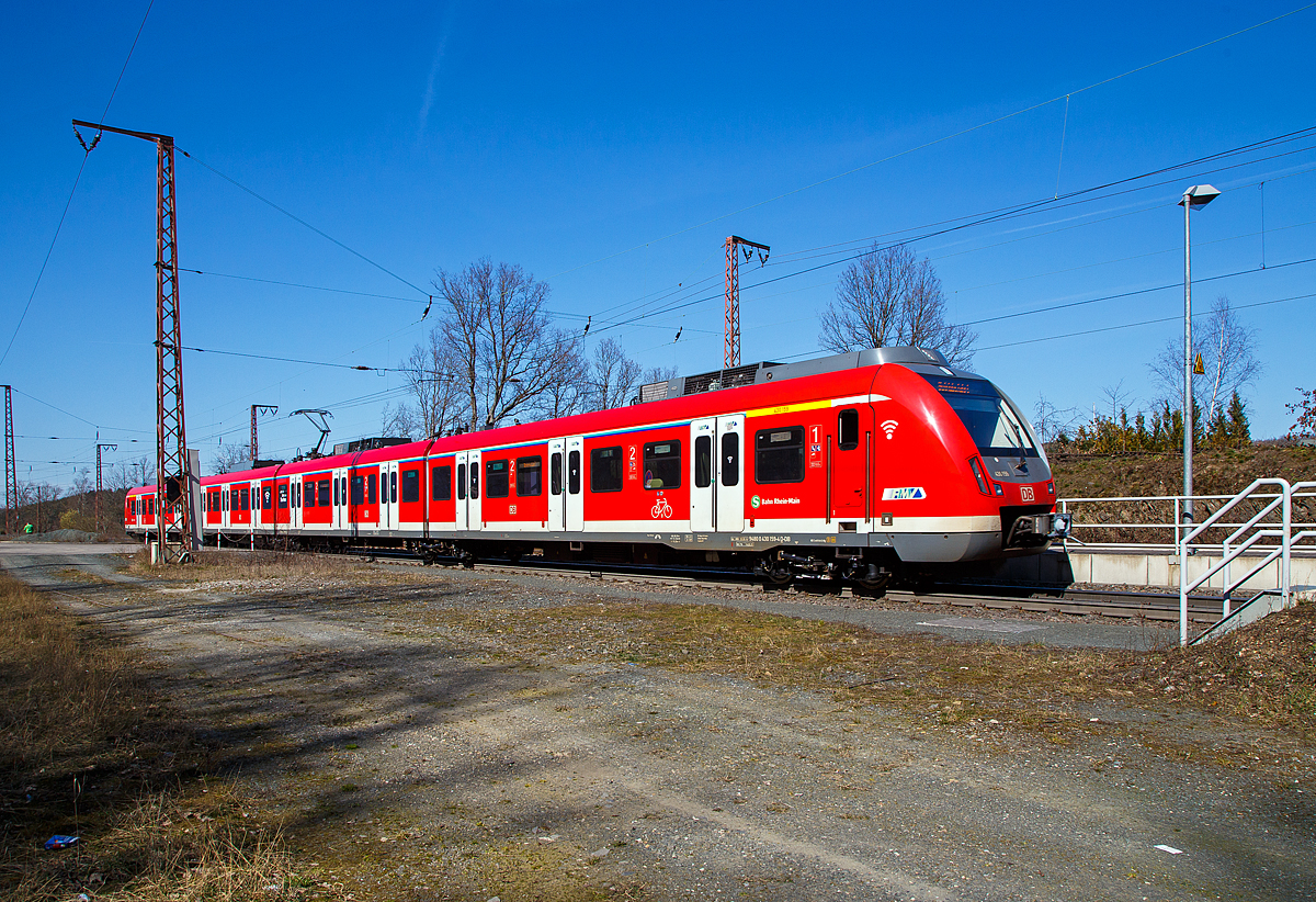 Der ET 430 159 / 430 659 der S-Bahn Rhein-Main fährt am 30.03.2021 auf der Dillstrecke (KBS 445), durch Rudersdorf (Kreis Siegen) in Richtung Frankfurt. 

Die Triebwagen der Baureihe 430 / 431 sind S-Bahn-Triebwagen, die seit April 2013 die Züge der Baureihe 420 im Stuttgarter S-Bahn-Netz sowie seit Anfang 2014 auch bei der S-Bahn Rhein-Main ablösen. Ursprünglich sollten sie auch bei der S-Bahn Rhein-Ruhr eingesetzt werden.

Die Baureihe 430/431 wurde als Nachfolger der Baureihe 422/423 für Stuttgart konzipiert und sollte die im dortigen Netz noch eingesetzten Fahrzeuge der Baureihe 420 ersetzen. Im Mai 2009 erteilte die Deutsche Bahn den Auftrag zum Bau von 83 Fahrzeugen an die Firmen Bombardier und Alstom. Dieser Auftrag hat einen Wert von 452 Mio. Euro. Zusätzlich wurde eine Option für den Bau von 83 weiteren Fahrzeugen vereinbart. Im Dezember 2010 stockte die Deutsche Bahn die Option von 83 auf 166 auf. 

Die durchgängig begehbaren und klimatisierten Triebzüge der Baureihe 430 ähneln denen der Baureihe 422. Die für Stuttgart bestellten Triebzüge sind zur Vermeidung von Ein- und Aussteigeunfällen mit einer Spaltüberbrückung ausgestattet. Des Weiteren weisen die Züge beim Anfahren geringere Schallemissionen auf als die Züge der ebenfalls in Stuttgart eingesetzten Baureihe 423. Im Vergleich mit den zu ersetzenden Fahrzeugen der Baureihe 420 ist der Energieverbrauch deutlich geringer.

Die Wagenkästen sind aus Stranggussprofilen gefertigt. Die Übergänge zwischen den Wagen haben Wellenbälge. Die Kühl- und Klimaanlagen befinden sich auf den Wagendächern und sind mit einer durchgehenden Verkleidung verblendet. Auf dem zweiten Wagendach befindet sich der Einholmstromabnehmer. Drei Züge können als Langzug von einem Führerstand aus betrieben werden. Ein Mischbetrieb mit Triebzügen anderer Baureihen ist nicht möglich.

Die Fahrzeuge verfügen über eine elektrodynamische Bremse als Betriebsbremse, eine Druckluftbremse mit Magnetschienenbremse und eine Federspeicherbremse als Feststellbremse. Die elektrodynamische Bremse speist die Energie ins Netz zurück. 

TECHNISCHE DATEN:
Hersteller:  Bombardier / Alstom
Spurweite:  1435 mm (Normalspur)
Achsformel:  Bo’(Bo’)(2’)(Bo’)Bo’ (Jakobsdrehgestelle in Klammern)
Länge über Kupplung:  68.300 mm
Höhe:  4.273 mm
Breite:  3.020 mm
Drehzapfenabstand: 15.140 mm  je  Endwagen; 14.894 mm  je Mittelwagen
Achsabstand im Drehgestell:  2.200 mm   je  Endwagen Drehgestell ; 2.700 mm   je Jakobsdrehgestell
Leergewicht:  119 t
Höchstgeschwindigkeit:  140 km/h
Stundenleistung:  2.350 kW
Stundenzugkraft:  145 kN
Treib- und Laufraddurchmesser:  850 mm
Motorbauart:  Drehstrom-Asynchronmotor
Stromsystem:  15 kV; 16,7 Hz
Bremse:  Druckluftbremse KB-C-el-A-E-Mg / elektrodynamische Bremse / Federspeicherbremse
Zugsicherung:  Bombardier EBI Cab 500
Kupplungstyp:  Scharfenbergkupplung
Sitzplätze:  176 (S-Bahn Rhein-Main)
Stehplätze:  296
Fußbodenhöhe:  1.030 mm