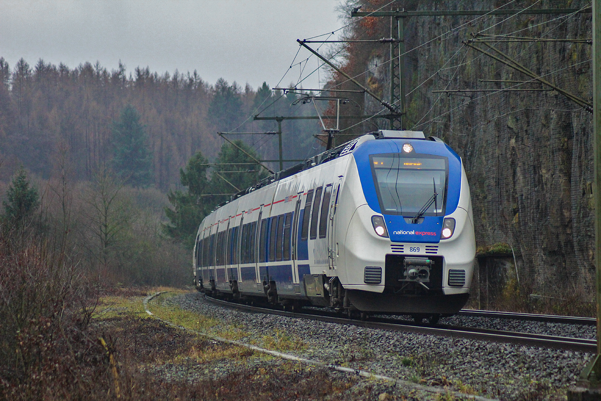 Der ET 869 durchfährt mit weiterem Tz am 30.12.2017 Ennepetal, kurz darauf wird er den Haltepunk Ennepetal erreichen. Dieser Verband fuhr als RE 7 „Rhein-Münsterland-Express“ nach Rheine. (Es gibt leider noch keine Kategorie zur BR 9442, deshalb habe ich die für die BR 442 gewählt.)