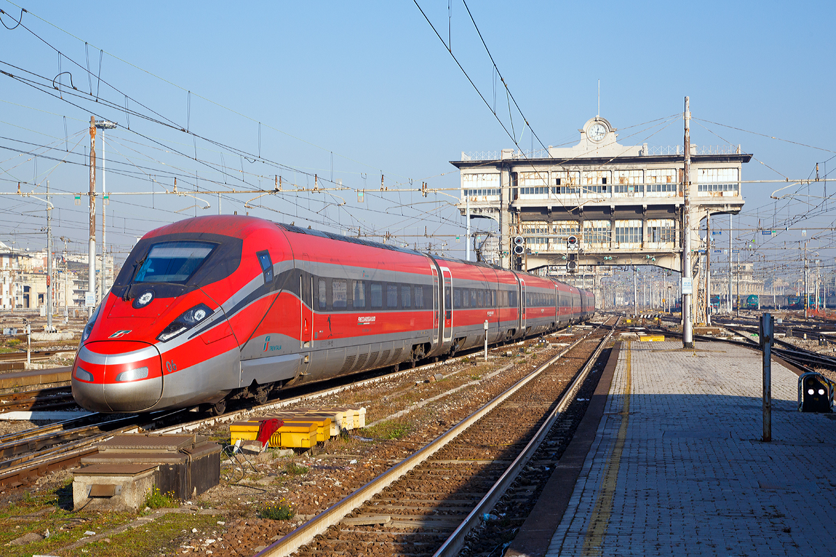 
Der ETR 400.06 als  Frecciarossa 1000  der Trenitalia verlässt am 29.12.2015 den Bahnhof Milano Centrale (Mailand Zentral). Der Frecciarossa (deutsch: roter Pfeil) ist eine Zuggattung für Züge mit einer Höchstgeschwindigkeit von 300 km/h. Die Züge verkehren auf Schnellfahrstrecken, zwischen Turin, Mailand, Rom und Neapel.