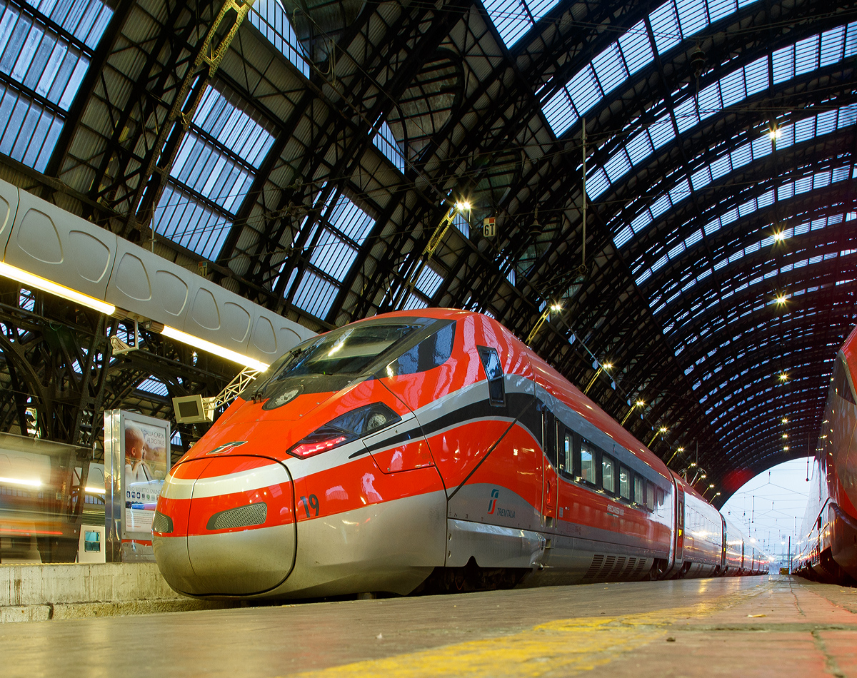 
Der ETR 400.19 der Trenitalia steht am 30.12.2015 im Bahnhof Milano Centrale (Mailand Zentral), besser bekannt auch als Frecciarossa 1000 - AV 9611, zur Abfahrt nach Roma Termini bereit. 

Um 8:00 Uhr ist die Abfahrt, dann geht es nonstop nach Rom, wo er um 10:55 planmäßig ankommt.