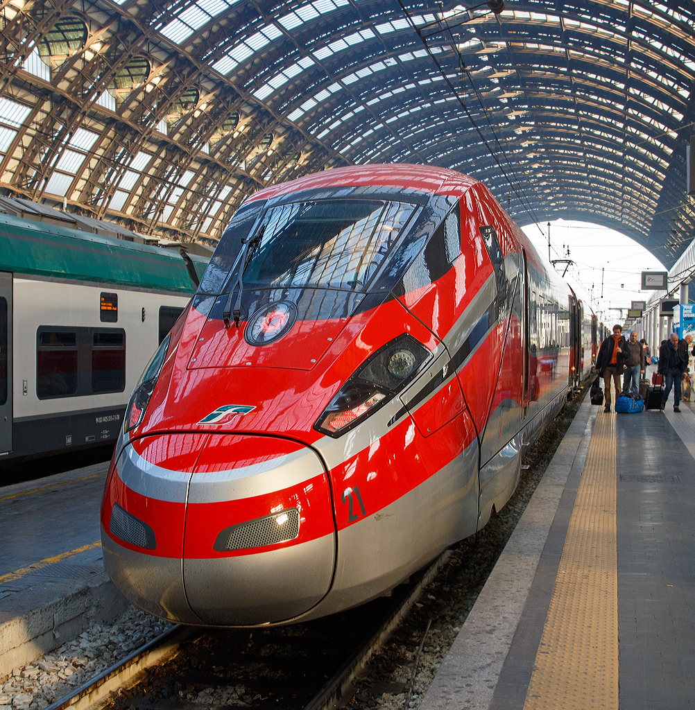 
Der ETR 400.21 auch bekannt als  Frecciarossa 1000  der Trenitalia am 29.12.2015 im Bahnhof Milano Centrale (Mailand Zentral). 

Der Frecciarossa (deutsch: roter Pfeil) ist eine Zuggattung für Züge mit einer Höchstgeschwindigkeit von 300 km/h. Die Züge verkehren auf Schnellfahrstrecken. Die ETR 400 sollen in Zukunft mit bis zu 400 km/h zwischen Turin, Mailand, Rom und Neapel verkehren.
