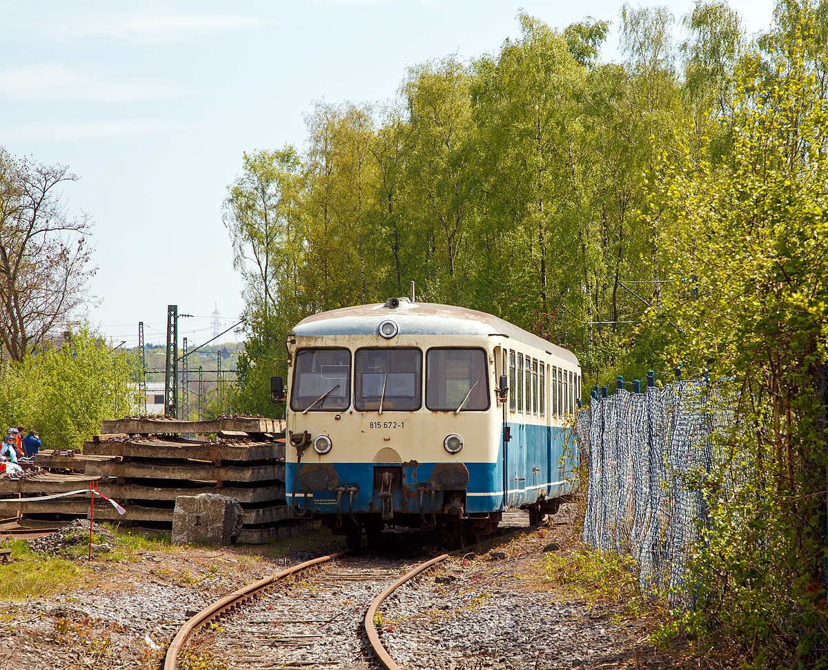 
Der ex DB 815 672-1, ex DB ESA 150 072, ein Steuerwagen zum Akkutriebwagen, abgestellt am 30.April 2017 beim Eisenbahnmuseum Bochum-Dahlhausen. Der Steuerwagen wurde 1959 von O & K in Berlin-Spandau unter der Fabriknummer 32008-13 gebaut. 