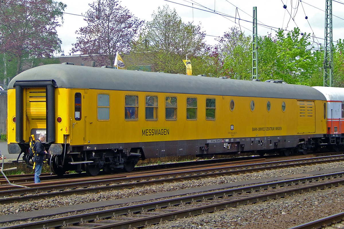 
Der ex Messwagen 61 80 99 - 92 002-6 D-DB vom Bahn-Umwelt-Zentrum Minden, seit ca. 2007 als Begleitwagen der Deutsche Museums-Eisenbahn GmbH (DME), die am 01.05.2010 auch mit der 23 042 zu den Dampfloktage nach Bebra angereist waren.

Der Wagen wurde 1972 von Wegmann, Kassel unter der Fabrik-Nr. 11562 gebaut. Bei der DB hatte er zunächst eine grüne Lackierung, die Nr. lautete 51 80 99 - 80 002-2 Bauart Dienst ümh 315, später erhielt der Wagen die Nr. 61 80 99 - 92 002-6 D-DB, Dienst m 315, danach 63 80 99 - 92 002-4 D-DB. Eingesetzt wurde er zunächst von der Messgruppe M 6 bei der Bundesbahn-Versuchsanstalt Minden ab 1994 Forschungs- und Technologiezentrum Minden heute Bahn-Umwelt-Zentrum Minden. 

TECHNISCHE DATEN:
Bauart:  Dienst m 315
Spurweite: 1.435 mm
Hersteller:  Wegmann, Kassel  11562/1972
Baujahr:  1972
LüP:  26,4 m
Hg:  200 km/h
