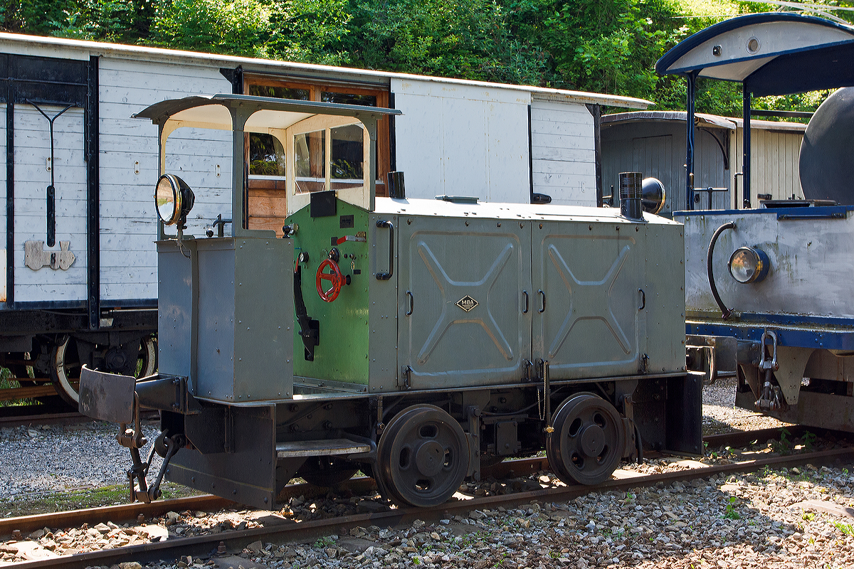 Der ex MOB Schienentraktor Tm 2/2 Nr. 1, der Museumsbahn Blonay-Chamby, hier am 27.05.2012 auf dem Museums-Areal der (BC) in Chaulin.

Die kleine Diesellok, vom Typ O&K RL 2a wurde 1931 von Orenstein & Koppel im Werk Babelsberg unter der Fabriknummer 20200 gebaut und für Staumauer-Baustelle Grande Dixence geliefert, wo sie bis 1940 im Einsatz war. 1941 wurde sie von der Firma Mauerhofer & Zuber., für den Einsatz von Bauzügen beim Fahrleitungsumbau der MOB, übernommen bis sie 1950 an das Holzwerk Rieder in St. Stephan verkauft wurde. Die MOB kaufte sie dann 1979 wieder zurück und bezeichnete sie als Tm 2/2 – 1. Die MOB setzte sie für Rangierarbeiten, von Zementwagen auf Rollböcken in St. Stephan ein. Die Lok wurde 1995 von der MOB ausrangiert verbleib aber erst noch im Depot Montbovon. 2006 ging sie dann an die Museumsbahn Blonay-Chamby.

Die Lok hat einen 2-Zylinder-Orenstein & Koppel-Dieselmotor mit 22 PS (16 kW) Leistung, die Leistungsübertragung erfolgt über ein Zweigang-Konuskupplungs-Wendegetriebe mit stufenloser Geschwindigkeit Regulierung, über zwei Rollenketten auf die vordere Achse und von dieser über eine Rollenkette auf die hintere Achse. Das Zweigang-Konuskupplungsgetriebe ermöglicht zwei verschiedene Geschwindigkeitsstufen für beide Fahrtrichtungen. Dabei laufen immer beide Gänge im Eingriff, jeweils einer wird eingekuppelt. Eine einfache Wendeschaltung im Getriebe ermöglicht den Fahrtrichtungswechsel bei Stillstand der Lokomotive. Die einfache Bauart des Getriebes hat sich schon bei den Benzinloks bewährt und wurde bei fast allen O&K-Loks der unteren Leistungsklassen angewendet. 

TECHNISCHE DATEN:
Spurweite: 1.000 mm (Meterspur)
Achsfolge: B
Länge über Puffer: 4.490 mm
Kastenlänge: 3.450 mm
Höhe: 2.270 mm
Breite: 1.240 mm
Achsabstand: 1.170 mm
Raddurchmesser : 550 mm
Eigengewicht: 7.000 kg
Leistung: 16 kW (22 PS)
Höchstgeschwindigkeit: 7 km/h 
Achslager: 	Gleitlager

Die O&K Typenbezeichnung  RL  stand für  Rohöl  (= Diesel).

Anfang des 20. Jahrhunderts war es noch üblich bei und auf Großbaustellen Feld- oder Schmalspurbahnen zu bauen und zu betreiben. Heute durch Entwicklung von moderner und oft sehr schweren Baumaschinen und Muldenkipper  eigentlich undenkbar.
