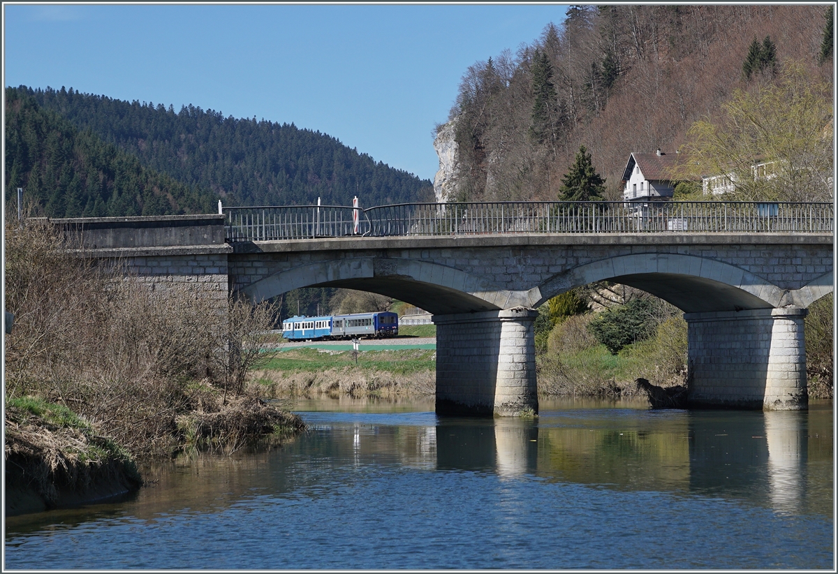 Der (ex) SNCF X ABD 2816 gehört der  Assosiation l'autrail X2800 du Haut Doubs  und ist im Rahmen einer Ostersonderfahrt beim den kleinen Weiler Pont de la Roche auf der Rückfahrt.

16. April 2022