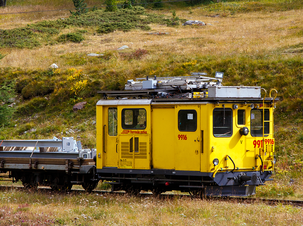 Der Fahrleitungs-Turmwagen RhB Xm 2/2 9916 steht am 06.09.2021, mit dem Mastentransportwagen bzw. Flachwagen RhB Xak 9009 (ex A 1104), bei Bernina Suot.

Der Turmwagen wurde 1964 von Robert Aebi (RACO) in Zürich unter der Fabriknummer 1636 gebaut und an die RhB geliefert.

TECHNISCHE DATEN (Xm 2/2):
Anzahl Fahrzeuge: 1
Spurweite: 1.000 mm
Achsformel: B-dm
Länge über Puffer: 5.960 mm
Achsabstand: 2.640 mm
Höhe: 3.520 mm
Dienstgewicht: 14 t
Ladegewicht: 3,5 t
Höchstgeschwindigkeit: 40 km/h (55 km/h Schleppfahrt)
Motor: luftgekühlter V6-Zylinder Dieselmotor vom Typ Deutz F6L 714
Stundenleistung Dieselmotor: 90 kW
Anfahrzugkraft: 35 kN
Stundenzugkraft:  10 kN
Bremsen: Hsb, WhB, Hyb, Vb
Luftbrems- und Handbremsgewicht: 13 t
Lauffähig:  Ganzes Netz