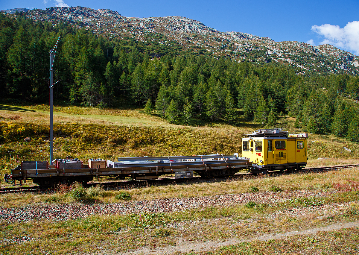 Der Fahrleitungs-Turmwagen RhB Xm 2/2 9916 steht am 06.09.2021, mit dem Mastentransportwagen bzw. Flachwagen RhB Xak 9009 (ex A 1104), bei Bernina Suot.

Der Turmwagen wurde 1964 von Robert Aebi (RACO) in Z�rich unter der Fabriknummer 1636 gebaut und an die RhB geliefert.

TECHNISCHE DATEN (Xm 2/2):
Anzahl Fahrzeuge: 1
Spurweite: 1.000 mm
Achsformel: B-dm
L�nge �ber Puffer: 5.960 mm
Achsabstand: 2.640 mm
H�he: 3.520 mm
Dienstgewicht: 14 t
Ladegewicht: 3,5 t
H�chstgeschwindigkeit: 40 km/h (55 km/h Schleppfahrt)
Motor: luftgek�hlter V6-Zylinder Dieselmotor vom Typ Deutz F6L 714
Stundenleistung Dieselmotor: 90 kW
Anfahrzugkraft: 35 kN
Stundenzugkraft:  10 kN
Bremsen: Hsb, WhB, Hyb, Vb
Luftbrems- und Handbremsgewicht: 13 t
Lauff�hig:  Ganzes Netz

Der vierachsige Drehgestell-Mastentransportwagen bzw. Flachwagen RhB Xak 9009 FL-Landquart wurde 1971, unter Verwendung des Fahrgestelles des 1.Klasse Personenwagens A 1104 (SWS, Baujahr 1911), von der RhB umgebaut.
TECHNISCHE DATEN (Xak 9009):
Spurweite: 1.000 mm
Achsanzahl: 4
L�nge �ber Puffer: 15.080 mm
Drehzapfenabstand: 10.200 mm
Achsabstand im Drehgestell: 1.700 mm
Ladel�nge: 14.750 mm
Ladefl�che: 34 m�
Eigengewicht: 12.020 kg
Ladegewicht: 10.000 kg