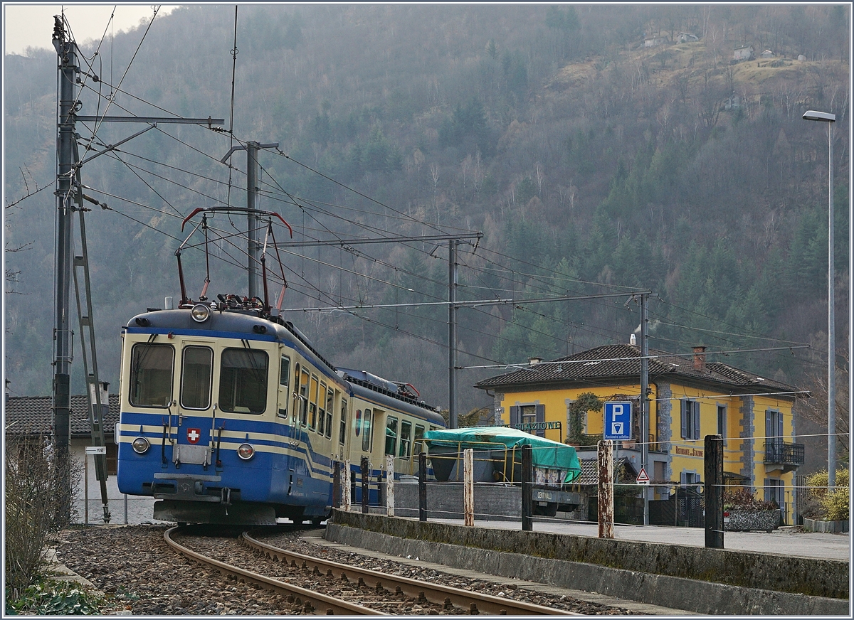 Der FART ABDe 6/6 31 Ticino auf seiner Fahrt als Regionalzug nach Camedo, erreicht Intragna.
20. M�rz 2018