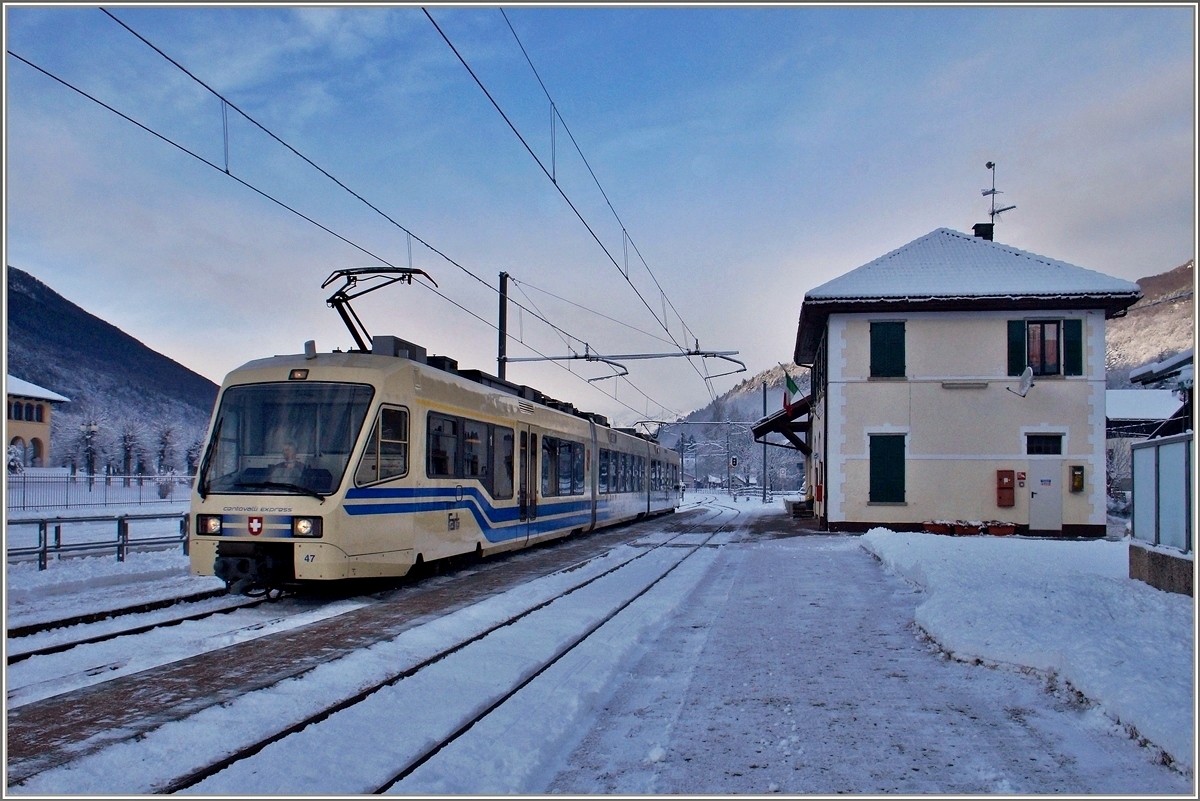 Der FART Centovalli Express beim kurzen Halt in Druogno.
8. Jan. 2016