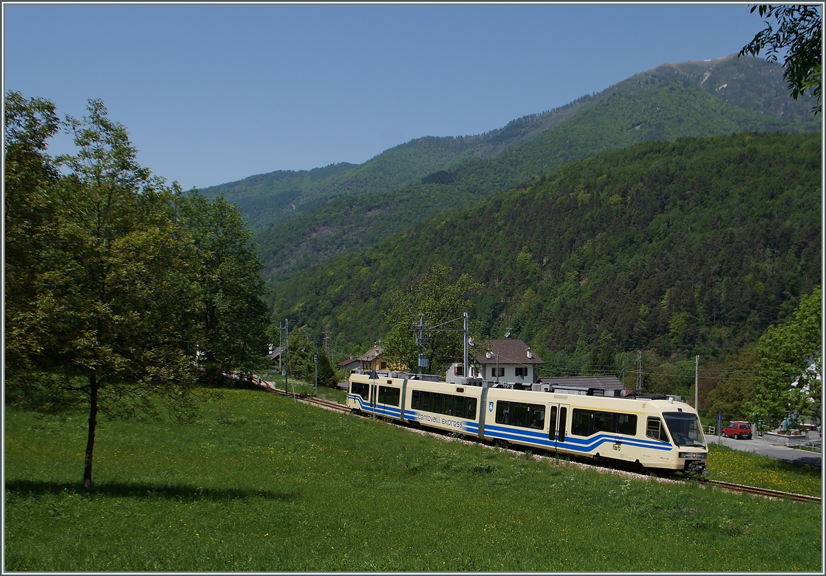 Der FART  Centovalli Express  CEX 48 Locarno - Domodossola bei Gagnone-Orcesco.
13. Mai 2015