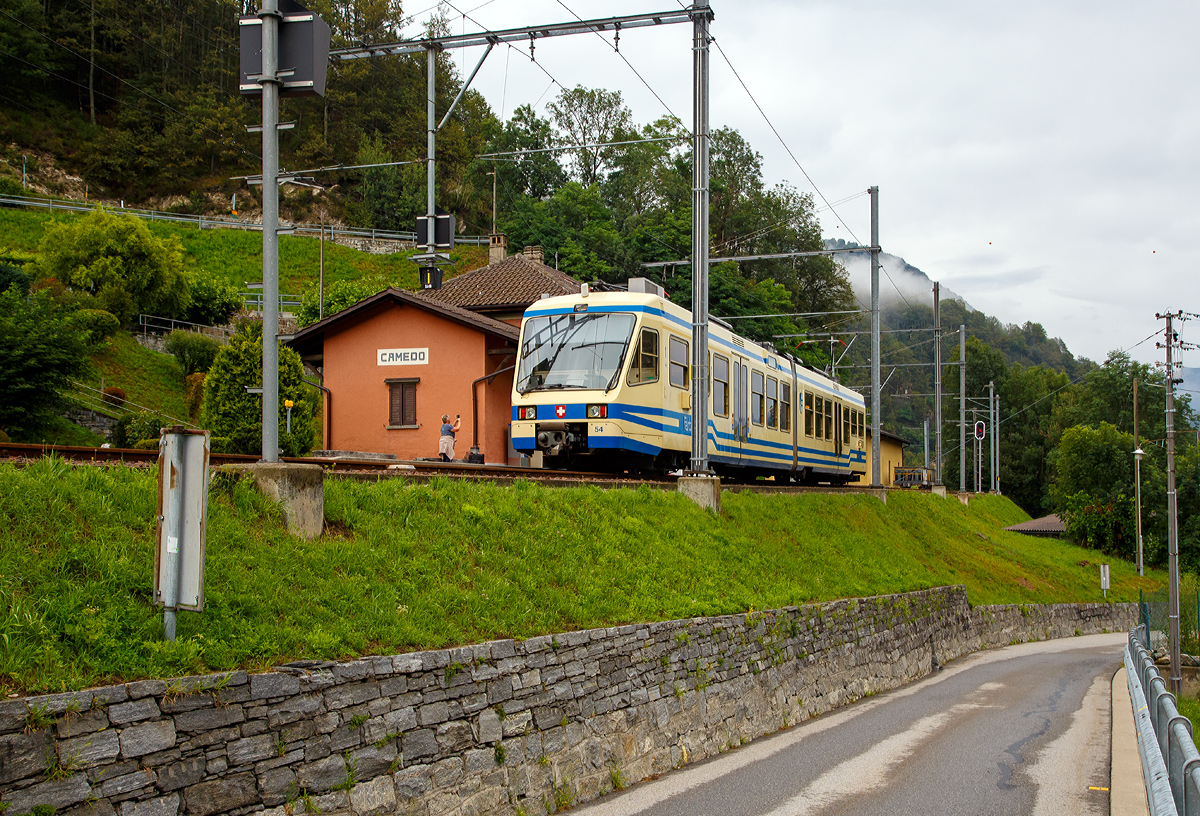 Der FART Gelenk-Triebwagen ABe 4/6 54 „Intragna“  am 02.08.2019  hat seinen Endbahnhof  Camedo erreicht, und steht nun wieder zur R�ckfahrt nach Locarno bereit.

Camedo ist ein Ort der Gemeinde Centovalli im Kanton Tessin in der Schweiz. Der Bahnhof ist der letzte auf der Schweizer Seite der Centovalli-Bahn, bzw. der von der FART (Ferrovie autolinee regionali ticinesi) als Centovalli-Bahn betrieben wird, 600 m weiter ist die schweizerisch-italienische Grenze. Der n�chste Bahnhof ist Ribellasca, der von der italienischen SSIF (Societ� subalpina di imprese ferroviarie) betrieben wird und ab hier beginnt dann die Valle Vigezzo bis Domodossola.
