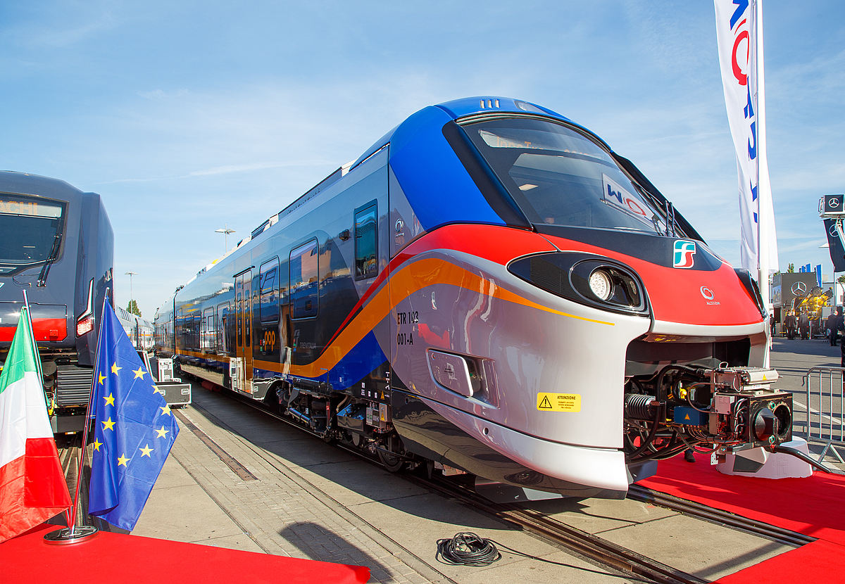 Der französische Hersteller Alstom präsentierte auf der InnoTrans 2018 in Berlin (18.09.2018) den ersten, für die italienische Trenitalia bestimmen, „pop“ den ETR 103 001 ein Alstom Coradia Stream.
Beim Coradia Stream handelt es sich um einen für den europäischen Markt entwickelten elektrischen Niederflurtriebzug für den Regional- und Intercity-Verkehr. 

Die Trenitalia erteilte Alstom im August 2016 einen Rahmenauftrag zur Lieferung von 150 Coradia-Zügen. Der Coradia Stream wird von der italienischen Eisenbahngesellschaft „Pop“ genannt und wird in verschiedenen italienischen Regionen eingesetzt. Er soll modular aufgebaut und damit einfacher für verschiedene Bedürfnisse anpassbar sein. Diese Lösung wird an verschiedene Konfigurationen und Kapazitätsanforderungen für den Regional- und Nahverkehr angepasst. Im Juni 2019 wurden die ersten drei von insgesamt 47 Zügen für den Einsatz in der Region Emilia-Romagna in den Fahrbetrieb aufgenommen.

TECHNISCHE DATEN:
Bezeichnung: ETR 103 (3-Teiler) / ETR 104 (4-Teiler)
Spurweite:  1.435 mm (Normalspur)
Achsformel: Bo'(2')(2')Bo' (ETR 103) / Bo'(2')(2')(2')Bo' (ETR 104)
Länge über Puffer: 65,7 m (ETR 103) / 84,2 m (ETR 104)
Höchstgeschwindigkeit: 160 km/h
Stromsystem: 3.000 V DC (=)
Sitzplätze:  239 (ETR 103) / 321 (ETR 104)

Auch die niederländische Eisenbahngesellschaft Nederlandse Spoorwegen (NS) bestellte 2016 und 2019 insgesamt 97 Züge. Die sogenannten „Intercity Nieuwe Generatie“-Züge sollen mit einer Höchstgeschwindigkeit von 200 km/h auf der Strecke Amsterdam–Rotterdam–Breda und im Korridor Den Haag–Eindhoven fahren. Eine Aufnahme des kommerziellen Betriebes ist für 2021 geplant. Die Züge können mit 25 kV AC (Hochgeschwindigkeitsstrecken) und 1,5 kV DC (konventionelles Netz) fahren und sind mit den Zugsicherungssystemen ATB und ETCS ausgerüstet. Ab 2025 sollen die Mehrsystemfahrzeuge auch auf der Intercity Direct–Linie nach Brüssel verkehren und sind sowohl auf das niederländische (1,5 kV DC/25 kV AC) als auch das belgische Stromnetz (3 kV DC/25 kV AC) zugeschnitten.