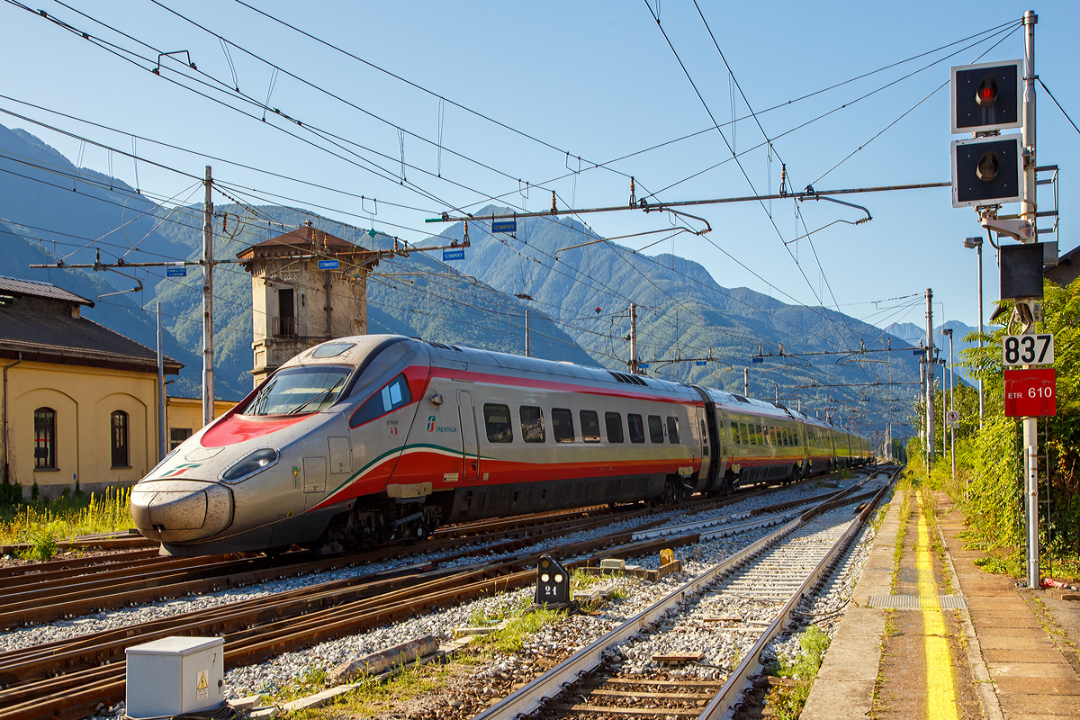 
Der  Frecciargento“  ETR 610.004 (ETR von italienisch ElettroTreno Rapido 610) der 1. Serie  (93 85 5 610 004-9 CH-TI) der Trenitalia (100-prozentige Tochtergesellschaft der Ferrovie dello Stato) erreicht am 03.08.2019 den Bahnhof Domodossola.

Eigentlich ist die Einteilung unter Italien falsch die, da alle Trenitalia ETR 610 in der Schweiz registriert sind. 