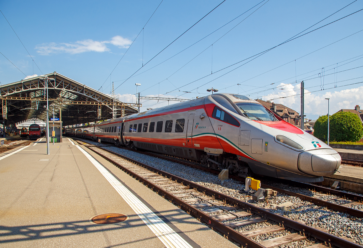 
Der FS Trenitalia  Frecciargento“ ETR 610 004 der 1. Serie (93 85 5 610 004-9 CH-TI) verlässt am 18.05.2018 den Bahnhof Lausanne.
ETR 610 ist die italienische Abkürzung ElettroTreno Rapido 610. Trenitalia  ist eine 100-prozentige Tochtergesellschaft der Ferrovie dello Stato.

Eigentlich ist die Einteilung unter Italien falsch die, da alle Trenitalia ETR 610 in der Schweiz registriert sind. 