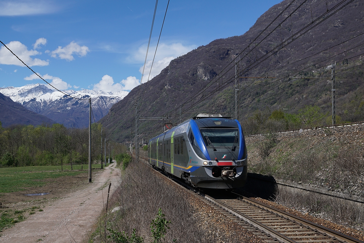 Der FS Trenitalia Minuetto ALe 501 / ME 55, bestehend aus den Elementen 94 83 3501 055-9 I-IT, 9483 0220 055-5 I-TI und 94 83 4502 055-6 I-TI ist als Trenitalia Regionalzug 10249 von Domodossola nach Novara kurz nach Premosello-Chiovenda unterwegs. 
8. April 2019 