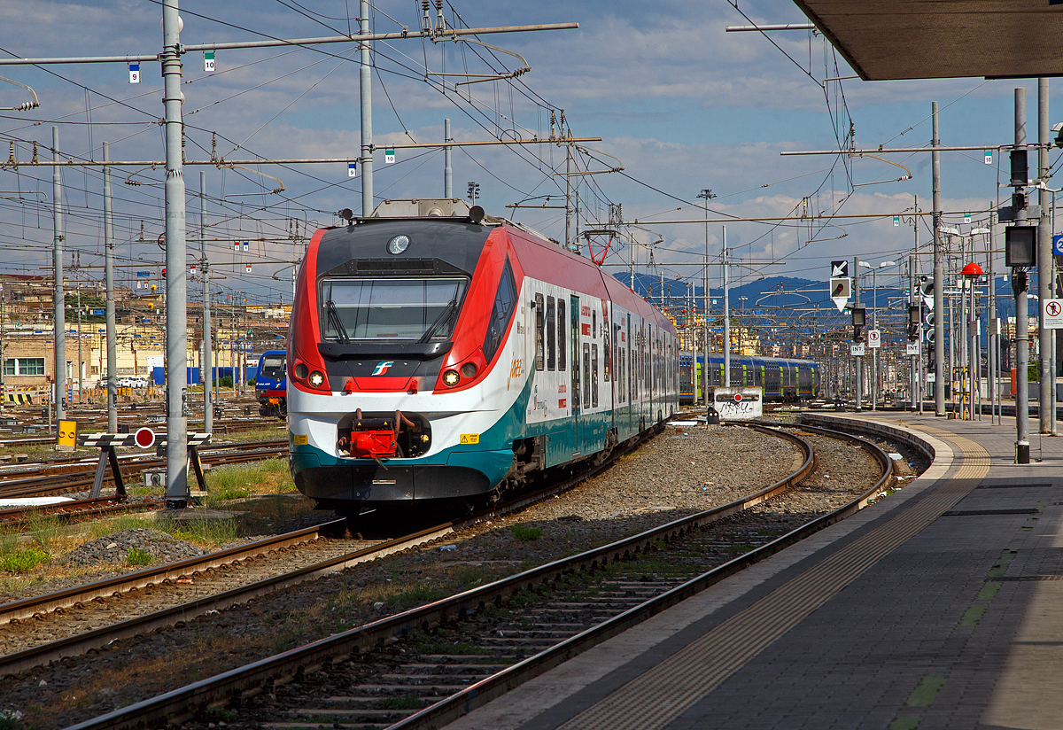 Der f�nfteilige „Jazz“ ETR 425 042, ein Alstom Coradia Meridian, erreicht am 13.07.2022 als Trenitalia „Leonardo Express“ den Zielbahnhof Roma Termini (der Hauptbahnhof in Rom). 

Der Trenitalia „Leonardo Express“ ist der Flughafentransfer (Airport Shuttle) zwischen dem Flughafen Flughafen Rom-Fiumicino (italienisch Aeroporto di Roma-Fiumicino “Leonardo da Vinci”) und dem Bahnhof Roma Termini im Stadtzentrum Roms. Der Zug verkehrt ohne Zwischenhalte, die Fahrzeit, vom Flughafen an der Mittelmeerk�ste, auf der rund 37 Kilometer langen Strecke dauert  32 Minuten. 
Der „Leonardo Express“ f�hrt ab Roma Termini von 05.35 bis 22.35 und ab Flughafen Fiumicino von 06.23 bis 23.23, jeweils im 15-Minuten-Takt verbindet (zu einigen Zeiten des Tages alle 30 Minuten). Der Leonardo express wird auch im Fall eines Streiks gew�hrleistet (eventuell mit Ersatzbussen). Im Bahnhofs Roma Termini f�hrt er von den Gleisen 23 und 24. 

Die einfache Fahrt kostet 14 � (Stand: Oktober 2022), f�r ein Kind unter 12 ist die Mitfahrt kostenlos. Es wird nur die 1. Klasse angeboten. Die Tickets gew�hren bereits den Zutritt zum Bahnsteig, m�ssen dort jedoch noch gesondert im Stempelautomaten entwertet werden. Wobei das bei den gro�en italienischen Bahnh�fen eh heute Standard ist, ohne g�ltige Fahrkarte kommt man nicht auf und an die Bahnsteige heran. 

Alternativen zum „Leonardo express“:
Trenitalia bietet mit der Linie FL1 des S-Bahn-�hnlichen Verkehrs der Stadt Rom zus�tzlich zum Leonardo Express einen Viertelstundentakt nach Fiumicino an. Die preislich mit 8 � (Stand: Oktober 2022) g�nstigere FL1 f�hrt durch die Stadt weiter nach Fara bzw. Poggio Mirteto oder Orte, in Rom bieten sich zahlreiche Umsteigem�glichkeiten, Roma Termini wird hingegen nicht bedient (man muss in die FL 5 Umsteigen). 

Als weitere, nochmals g�nstigere Alternative bieten mehrere Unternehmen Shuttlebusse vom Terminal 3 des Flughafens zu den Bahnh�fen Termini, Ostiense und Tiburtina sowie zur Piazza Cavour �ber Valle Aurelia an.