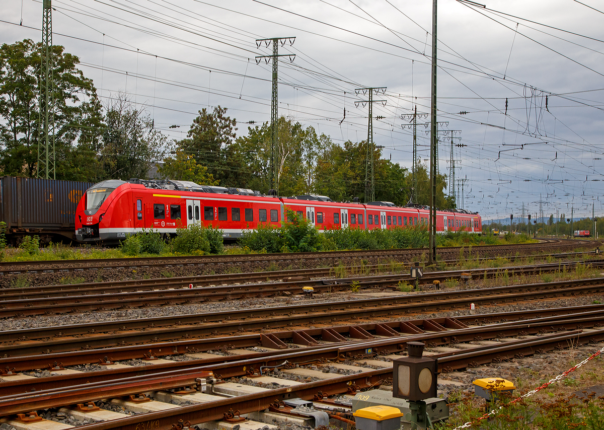 Der fünfteilige Alstom Coradia Continental mit modifiziertem Kopf  1440 234 / 1440 734 der DB Regio NRW fährt am 04.09.2020, als RE 8  Rhein-Erft-Express  (Koblenz - Köln - Mönchengladbach), durch Koblenz-Lützel in Richtung Köln. (Aufnahme aus dem DB Museum heraus).

Die Elektrotriebwagen des Typs Alstom Coradia Continental gehören zur Fahrzeugfamilie modularer Nahverkehrstriebzüge aus dem Hause Alstom. Der Coradia Continental ist als drei-, vier-, fünf- oder sechsteiliger Triebwagen erhältlich. Sie werden im Werk Salzgitter (ex LHB) gebaut. Es besteht die Möglichkeit mehrere Fahrzeuge zu einem Zugverband zusammenzukuppeln. Die Baureihe 1440 ist eine Weiterentwicklung der Baureihe 0440. Die Fahrzeuge besitzen u.a. einen gegenüber der Baureihe 0440 modifizierten Kopf zur Einhaltung der Crash Norm EN 15227. Die Triebwagen sind für eine Bahnsteighöhe von 76 cm ausgelegt. Sie verfügen über geräumige Mehrzweckabteile und behindertengerechte Toiletten. Ausfahrbare Schiebetritte sorgen für eine spaltfreie Überbrückung zwischen Bahnsteig und Türeinstieg.
Diese fünfteiligen Triebzüge setzen sich auch den folgenden Wagenbaureihen zusammen1440.2 – 1441.2 – 1841.2 – 1441.7 – 1440.7 uns sind so 89.700 mm und haben 8 Fahrmotoren. Die Triebzüge haben konventionelle Enddrehgestelle und Jakobs-Drehgestelle zwischen den Mittelwagen.

Die Einsatzfelder
Der Coradia Continental kommt aufgrund seiner modularen Bauweise und der Möglichkeit zur Kupplung mehrerer Fahrzeuge zu einem Zugverband sowohl im S-Bahn- als auch im Regionalbahn- und Regionalexpress-Verkehr zum Einsatz.

TECHNISCHE DATEN:
Spurweite: 1.435 mm
Achsfolge: Bo’(Bo’)(2’)(2’)(Bo’)Bo’ in Klammern Jakobs-Drehgestelle
Länge über Kupplung: 89.700 mm
Achsabstand in den Enddrehgestellen: 2.440 mm
Achsabstand in den Jakobsdrehgestellen: 2.700 mm
Treib- und Laufraddurchmesser: 850 mm (neu) / 780 mm (abgenutzt)
Breite: 2.920 mm
Maximale Höhe (über SO): 4.280 mm
Einstieghöhe (über SO): ca. 800 mm
Eigengewicht: ca. 168 t
Minimaler befahrbarer Gleisbogen Werkstatt/Betrieb: 100/150 m
Niederfluranteil: ca. 89 %
Fahrgasteinstiegstüren je Seite: 7
Sitzplätze: 264
Stromsystem: 15 kV / 16,7 Hz
Höchstgeschwindigkeit: 160 km/h
Nennleistung: 2.880 kW
Zugbeeinflussungs-System: LZB / PZB 90
Bremse: (D) KB C-pn-R-A-E
