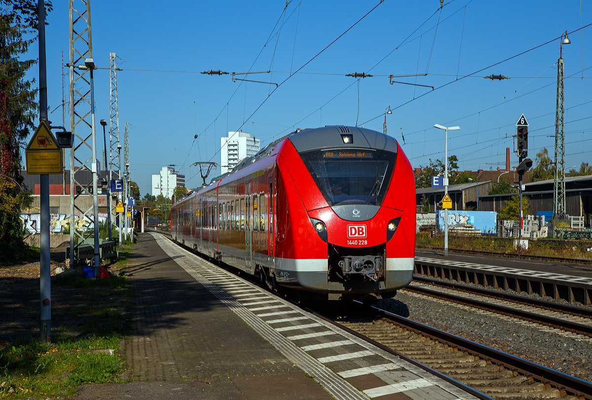 Der f�nfteilige Alstom Coradia Continental mit modifiziertem Kopf 1440 228 / 1440 728der DB Regio NRW f�hrt am 08.10.2021, als RE 8  Rhein-Erft-Express  (M�nchengladbach - K�ln - Koblenz), vom Bahnhof Bonn-Beuel weiter in Richtung Koblenz.