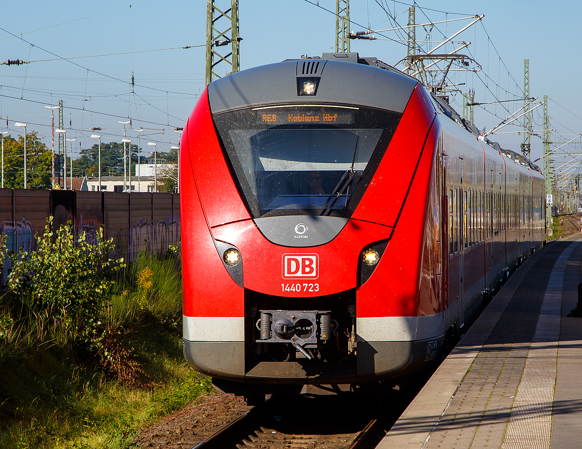 Der f�nfteilige Alstom Coradia Continental mit modifiziertem Kopf 1440 723 / 1440 223 der DB Regio NRW erreicht am 08.10.2021, als RE 8  Rhein-Erft-Express  (M�nchengladbach - K�ln - Koblenz), den Bahnhof Troisdorf.