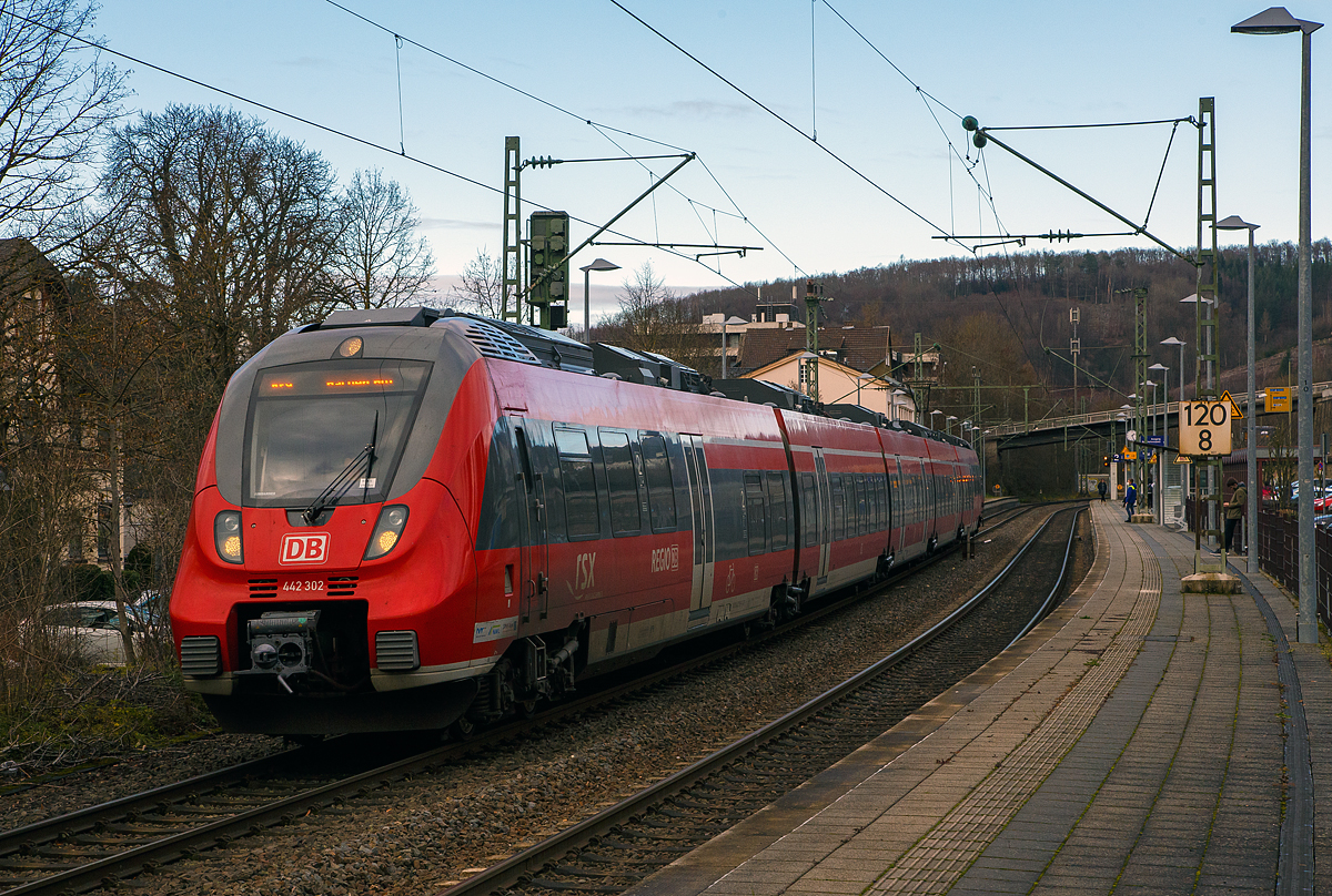 
Der fünfteilige Bombardier Talent 2 - 442 302 / 442 802 verlässt am 14.12.2020, mit dem  RE 9 (rsx - Rhein-Sieg-Express) Siegen - Köln - Aachen, den Bahnhof Kirchen an der Sieg in Richtung Betzdorf.