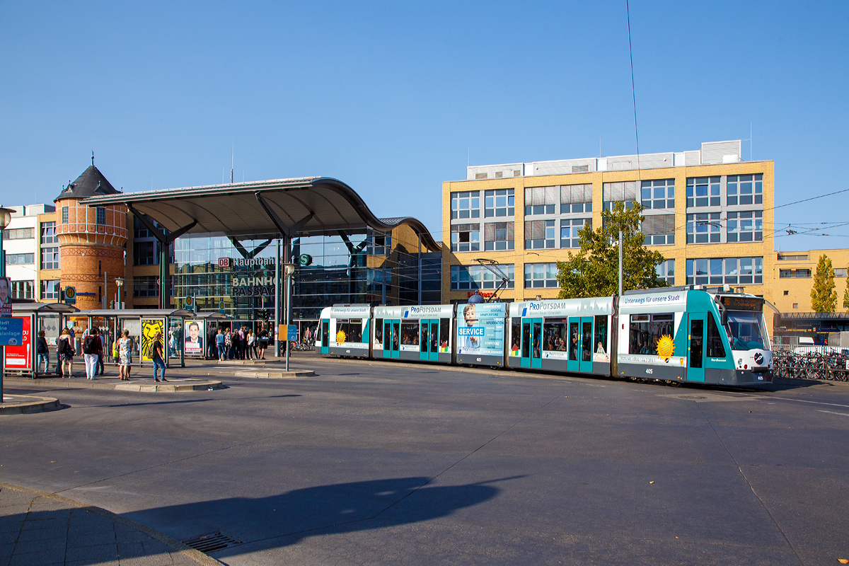 
Der fünfteilige Siemens Combino Zweirichtung-Triebwagen ViP 405  Nordhausen  verläßt am 19.09.2018 als Linie 96 Potsdam Hauptbahnhof.

Der Combino wurde von Siemens Düsseldorf (ehemals Duewag AG) als Antwort auf den ständigen Preisdruck am Markt ab 1994 entwickelt. Ziel des innovativen Konzepts war die Umstellung von oft maßgeschneiderten Kleinserien zu einer wesentlich ökonomischeren industriellen Großserienfertigung. Das Fahrzeug wurde als Modulsystem aus standardisierten Baugruppen konzipiert und sollte so möglichst viele Einsatzmöglichkeiten abdecken.

Der Combino ist die erste Generation von niederflurigen Straßenbahnwagen in Potsdam. Insgesamt wurden von der Firma Siemens zwischen 1998 und 2001 16 Fahrzeuge geliefert. 

Die Geschichte dieses Fahrzeuges, welches seinen Anfang als Projekt “NF 100” nahm, reicht zurück bis in das Jahr 1994. Damals begannen Siemens Verkehrstechnik und die DÜWAG mit der Entwicklung eines neuen Niederflurkonzeptes. Durch die Verlegung der gesamten Elektrotechnik auf das Dach des Wagens konnten Komponenten wie Front-, Mittel- und Laufmodule zu 100% niederflurig ausgelegt werden. Das wirklich Neue an diesem Wagen waren jedoch die recht umfangreichen Kombinationsmöglichkeiten, die Dank der Modulbauweise umgesetzt werden konnten.

Die Combino laufen nicht auf Drehgestellen, sondern auf sogenannten Fahrwerken. Die Räder werden in Fahrwerksrahmen gelagert, die gegenüber den dazugehörenden Wagenkästen nicht ausdrehbar angeordnet sind. Zwischen die Laufwerksmodule sind mit Drehgelenken und durch Faltenbälge geschützt längere, laufwerkslose Wagenteile (»Sänften«) eingehängt. Die Räder sind Losräder ohne durchgehende Achswellen, sie werden seitenweise mit Längsmotoren angetrieben. Vorteil dieser Bauart ist der durchgehende Niederflur, der bequemes Einsteigen und Barrierefreiheit (für Rollstuhlfahrer und Kinderwagen) im gesamten Wagen ermöglicht.

Der Combino ist in Aluminium -Leichtbauweise hergestellt, was sich später als nachteilig erwies. An den lediglich geschraubten Aluminium-Rahmen lösten sich Verbindungen, die bei einigen Wagen zu Haarrissen in den Verbindungen zwischen Dach und Seitenwand führten. Da nicht ausgeschlossen werden konnte dass die Fahrzeug-Dächer einstürzen könnten oder die Beschädigungen an den Seitenwänden fortschreiten könnten, empfahl Siemens die Stilllegung aller Combinos ab einer Laufleistung von 120.000 Kilometern.

So musste Siemens infolge der Garantieansprüche die Wagen sanieren. So wurden alle 16 Potsdamer Combino´s zwischen 2005 und 2008 im Werk Krefeld saniert. Im Zuge der Sanierung wurden u.a. die Wagenstruktur entlastet und lokale Verstärkungsmaßnahmen vorgenommen. Die Fahrwerke erhielten eine zusätzliche Drehdämpfung  und die Wagenkästen wurden mit so genannten Schwenk-Wank-Lagern miteinander verbunden. Die Fahrzeuge erhielten dadurch ein Mehrgewicht von 800 bis 1000 Kilogramm. 

Eigentlich hatte die ViP (Verkehrsbetrieb Potsdam GmbH) die Umstellung des gesamten Wagenparks auf die 48 Combinos bis zum Jahre 2008 geplant. Mit dem Desaster vom 12. März 2004 endete aber die Geschichte der Potsdamer Combinos, bevor sie überhaupt richtig begonnen hatte. Trotz allem haben immerhin 16 Fahrzeuge ihren Weg bis nach Potsdam gefunden, wo sie nach der Sanierung bis heute komplett im Einsatz stehen.  

Als eine der Ursachen wurde inzwischen erkannt, dass die Entwicklungsingenieure bei der Berechnung der Wagenkästen auf Berechnungsformeln für klassische Hochflurfahrzeuge zurückgegriffen hatten. Dabei hatten sie vergessen, dass durch die Multigelenkbauweise von Niederflurfahrzeugen, die überwiegend auf dem Dach untergebrachte elektrische Ausrüstung und die fehlende Wankmöglichkeit der Wagenteile gegeneinander erhebliche Kräfte auf die Gesamtkonstruktion einwirken. Diese wurden allgemein unterschätzt und deren Übertragung und Wirkung innerhalb der Wagenkästen falsch berechnet. 

TECHNISCHE DATEN:
Spurweite: 	1.435 mm
Radsatzfolge:  Bo+2+Bo
Wagenkastenlänge: 30.520 mm
Wagenkastenbreite: 2.300 mm
Wagenkastenhöhe: 3.510 mm
Fahrwerkmittenabstand: 11.440 mm
Achsabstand im Fahrwerk: 1.800 mm
Einstiegshöhe: 300 mm
Sitzplätze: 69
Stehplätze (4 Pers./m²):  107
Motorleistung: 4 x 100 kW
Höchstgeschwindigkeit: 70 km/h
Leergewicht: 32 t
