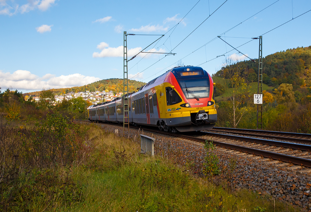 
Der fünfteilige Stadler FLIRT 429 542 / 042 der HLB (Hessischen Landesbahn), als RE 99 (Main-Sieg-Express) Siegen-Gießen, fährt hier am 14.10.2017 kurz hinter Dillenburg-Niederscheld auf der Dillstrecke (KBS 445 bei km 127,6) weiter in Richtung Gießen.   