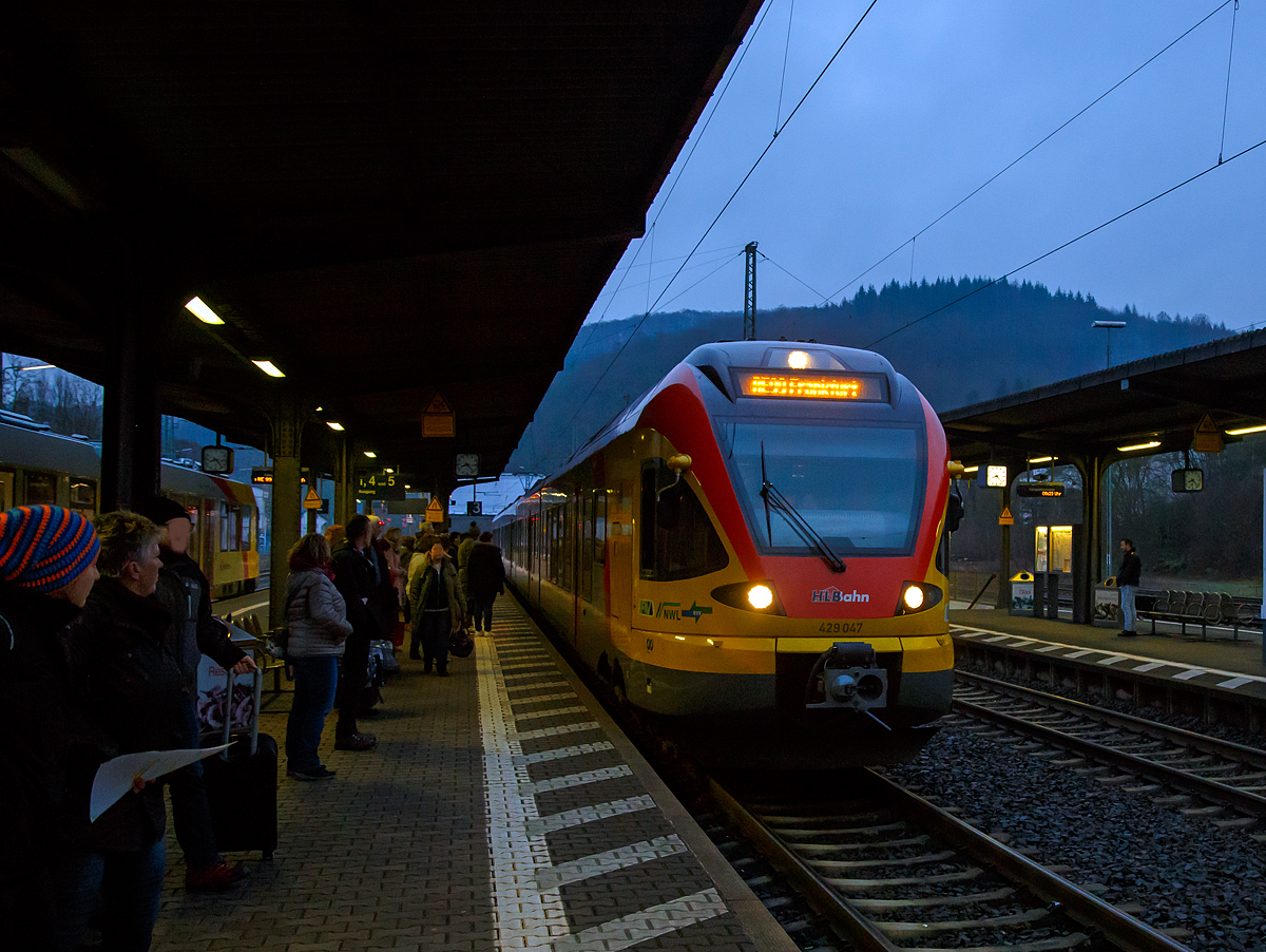 
Der fünfteilige Stadler FLIRT 429 047 / 547 der HLB (Hessischen Landesbahn) fährt am 16.12.2017 um 8:23 Uhr, als RE 99 (Main-Sieg-Express) Siegen - Gießen - Frankfurt am Main Hbf, in den Bahnhof Dillenburg ein.