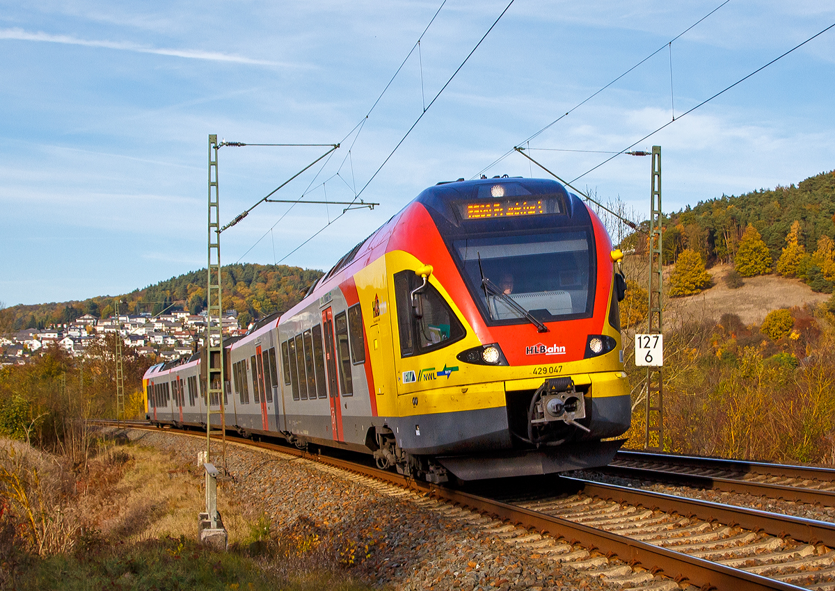 
Der fünfteilige Stadler FLIRT 429 047 / 547 der HLB (Hessischen Landesbahn), fährt am 03.11.2018, als RE 99 (Main-Sieg-Express) Siegen - Gießen - Frankfurt am Main, hier kurz hinter Dillenburg-Niederscheld auf der Dillstrecke (KBS 445 bei km 127,6) in Richtung Gießen.  