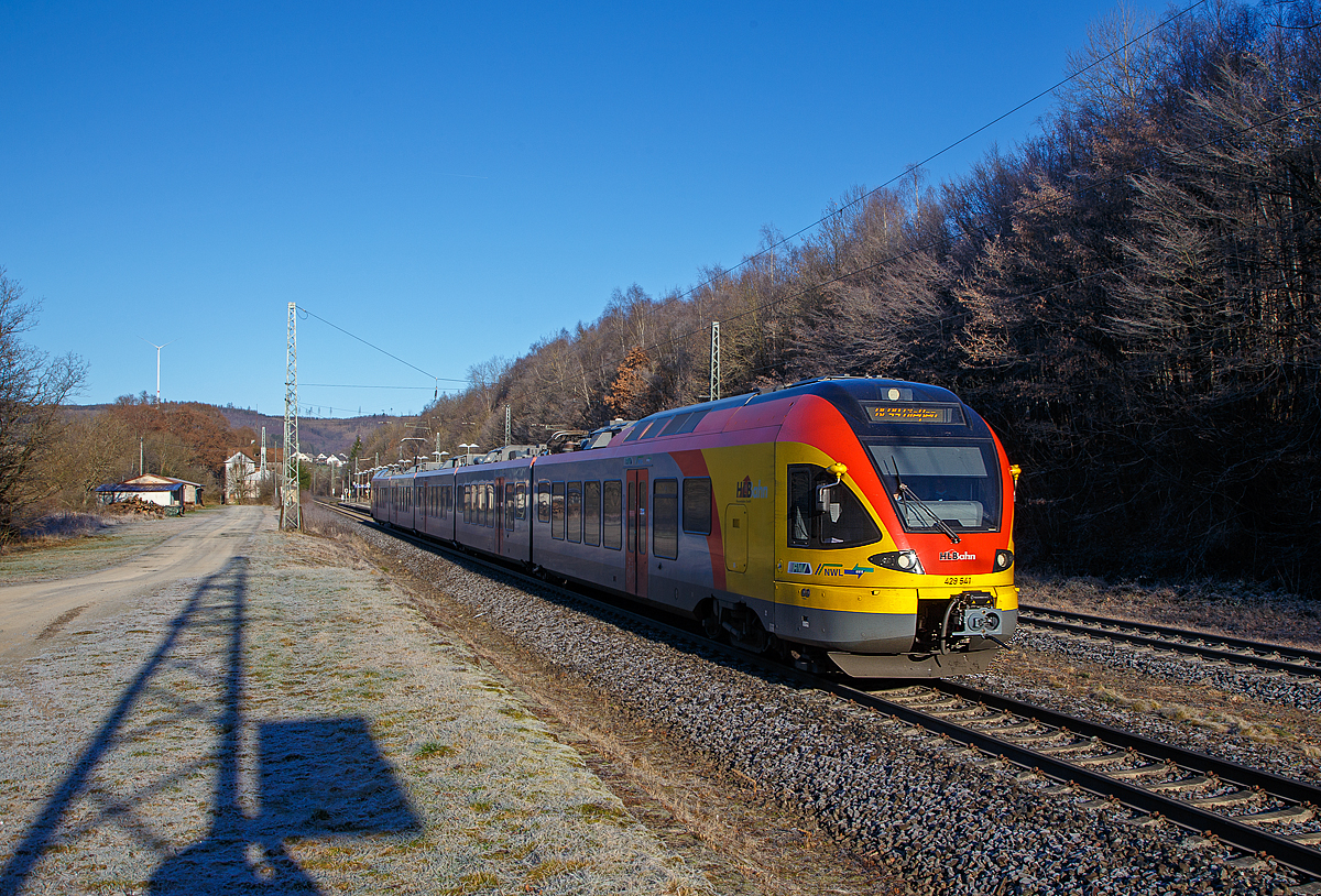 Der fünfteilige Stadler FLIRT 429 541 / 041 der HLB (Hessischen Landesbahn), fährt am 21.12.2021, als RE 99 (Siegen – Gießen), vom Bahnhof Dillbrecht an der Dillstrecke (KBS 445), weiter in Richtung Dillenburg.
Wobei eigentlich ist es nun eher ein RB als RE, denn seit dem Fahrplanwechsel Dezember 2021 und dem Einzug der IC 2 auf der Strecke, halten teilweise RE 99 Verbindungen der HLB zwischen Siegen und Dillenburg an allen Haltepunkten. 

Der fünfteilige Stadler FLIRT wurde 2010 von der Stadler Pankow GmbH in Berlin gebaut und an die Hessische Landesbahn (Butzbach) geliefert. Die HLB hat 10 dieser fünfteiligen Niederflur-Elektrotriebwagen vom Typ Stadler FLIRT der BR 429 sowie 3 dreiteilige Stadler FLIRT der BR 427 im Fahrzeugbestand.

Die Bezeichnung „FLIRT“ steht für „Flinker Leichter Innovativer Regional Triebzug“. Seit Dezember 2010 sind für die HLB die dreiteiligen (Baureihe 427) und fünfteiligen (Baureihe 429) elektrischen Niederflurtriebzüge des Typs FLIRT der Firma Stadler Pankow GmbH im „Main-Lahn-Sieg-Netz“ im Einsatz. Die Triebzüge entsprechen höchsten Komfortansprüchen und sind in Aluminium-Leichtbauweise gebaut.

TECHNISCHE DATEN:
Spurweite: 1.435 mm (Normalspur)
Achsanordnung: Bo’+2’+2’+2’+2’+Bo’
Länge über Kupplung: 90.400 mm
Fahrzeugbreite: 2.880 mm
Eigengewicht: 139.100 kg
Sitzplätze: 300 (1. Klasse 16 / 2. Klasse 284)
Türen pro Fahrzeugseite: 5
Motordrehgestell-Achsabstand: 2.500 mm
Laufdrehgestell-Achsabstand: 2.700 mm
Triebraddurchmesser: 920 mm
Laufraddurchmesser: 760 mm
Leistung: 1.600 kW
Höchstgeschwindigkeit: 160 km/h
Anfahrbeschleunigung: 0,87 m/s²
Kupplung: Scharfenbergkupplung (Schaku) Typ 10

Weitere Merkmale:
•	Niederfluranteil > 90 %
•	Großzügige Multifunktionsabteile in den Einstiegsbereichen
•	Serienmäßige Klimaanlage
•	Barrierefreiheit nahezu im gesamten Fahrzeug, inkl. barrierefreien WC-Systems
•	Videoüberwachungskameras für mehr Sicherheit
•	Flexibel einsetzbare Rampe
•	Wiedereinspeisung von Strom über die Oberleitung durch Bremsenergierückgewinnung
•	1. und 2. Klasse-Abteile mit Steckdosen
