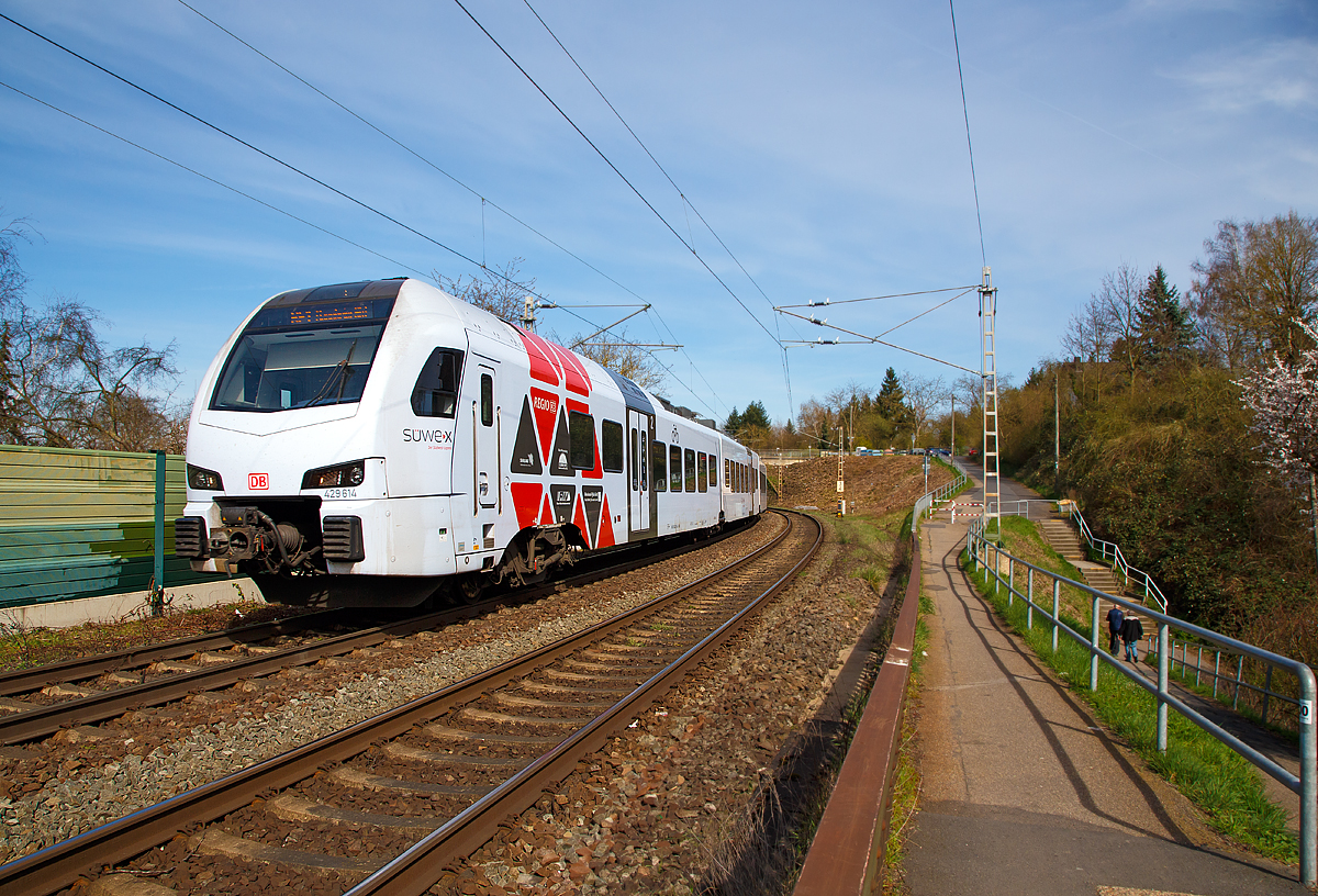 
Der fünfteilige SÜWEX Stadler FLIRT 3 - 429 614 / 429 114 als RE 1   Südwest-Express  gekuppelt mit dem dreiteiligem CFL Stadler KISS 23033 (nicht im Bild) als RE 11  Benelux-Express  fahren am 25.03.2017 durch Koblenz-Moselweiß in Richtung Tier. Gleich geht es über die Mosel. 

In Trier werden die Triebzüge dann geflügelt, der Stadler FLIRT 3 fährt dann weiter via Saarbrücken und Kaiserslautern nach Mannheim, CFL Stadler KISS 2301 via Igel und Wasserbillig nach Luxembourg.