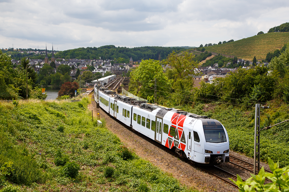 
Der fünfteilige SÜWEX Stadler FLIRT 3 - 429 606 / 429 103 als RE 1  Südwest-Express  hat am 16.06.2017 die Mosel über die Gülser Eisenbahnbrücke überquert und Koblenz-Moselweiß erreicht. So erreicht er auch bald die Zielstation Koblenz Hbf.