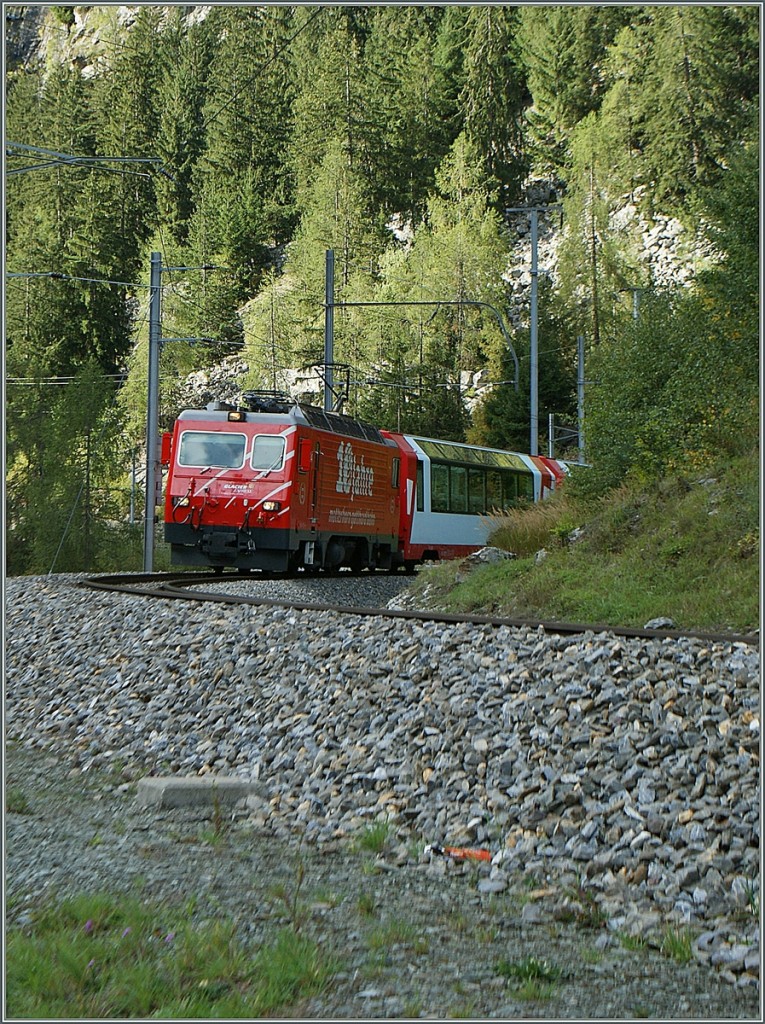 Der Glacier Express kommt.
Oberhalb von St Niklaus, am 3. Okt. 2013