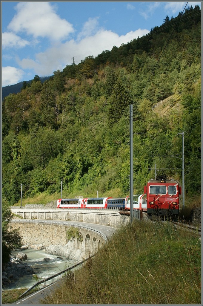 Der Glacier Express in verlässt die Enge des Rohnetals und erreicht in Kürze Betten Talstation, ohne jedoch anzuhalten.
10. Sept. 2013