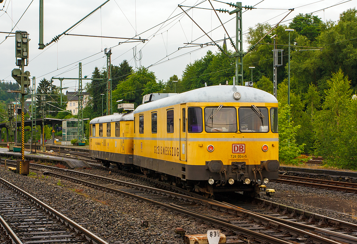 
Der Gleismesszug 725 / 726 004-5 der DB Netz Instandhaltung fährt am 27.06.2012 von Betzdorf (Sieg) nun auf die Hellertalbahn. Der Zug besteht aus: Antriebs- und Mannschaftswagen 725 004-5, ex 798 674-8, ex VT98 9674 und Steuer-/Mess-Wagen 726 004-5. 

725 004-5 wurde 1959 bei der Wagonfabrik Uerdingen unter der Fabrik-Nr. 66 568 gebaut, 1975 erfolgte der Umbau in BR 725.
726 004-5 wurde 1974 bei MBB in Donauwörth unter der Fabrik-Nr. 09 030 gebaut.