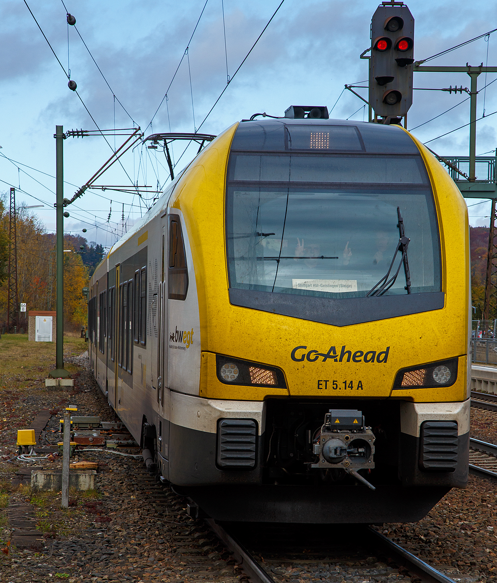 Der Go-Ahead ET 5.14 ein f�nfteiliger Stadler FLIRT� der Baureihe 1429 erreicht am 26.10.2021, als MEX 16 „Filstalbahn“ (ex RB 16) Stuttgart –Ulm, den Bahnhof Amstetten. Hinweis: Ich stehe am Bahnsteig.

Einen lieben Gru� an den netten Tf zur�ck.
