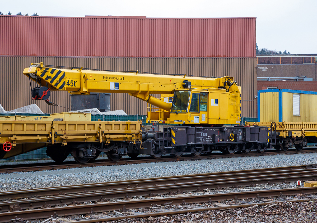 
Der GOTTWALD Gleisbauschienenkran GS 40.08 T der Hering Bau (Burbach), Schweres Nebenfahrzeug Nr. 97 82 41 503 19-9 D-HGUI (ex 97 82 41 503 17-3, ex 60 80 092 3576-3) abgestellt am 15.12.2018 in Siegen-Eintracht auf dem Gel�nde der KSW Kreisbahn Siegen-Wittgenstein GmbH.

Vor und hinter dem Kran jeweils ein Schutzwagen, vorne der 80 80 3948 001-3 D-HGUI Schutzwagen der Gattung Res und hinten der 33 80 3936 002-3 D-HGUI Schutzwagen der Gattung Res.

Der Eisenbahndrehkran vom Typ GOTTWALD GS 40.08 T wurde 1987 von Gottwald in D�sseldorf unter der Fabriknummer 146 027 gebaut.

Der Gottwald 45 t GS 40.08 T wird f�r den Aus- und Einbau von schweren Betonweichen, Gleisjoche und Hilfsbr�cken sowie f�r die Montage von Ingenieurbauwerken eingesetzt. Durch die r�ckw�rtige Ausladung von zwei Metern wird der Zugverkehr im Nachbargleis, bei vier Meter Mindestabstand zum Gleis, nicht gest�rt.

TECHNISCHE DATEN:
Spurweite: 1.435 mm
Anzahl der Achsen: 6 (in 2 Drehgestellen)
Drehzapfenabstand: 6.000 mm
Achsabst�nde im Drehgestell: 1.500 / 1.500 mm
L�nger �ber Puffer: 11.000 mm (ohne Kranausleger)
Raddurchmesser: 920 mm (neu) 
Eigengewicht: 112.200  kg
Maximale Traglast: 45 t (abgest�tzt)  / 36 t (freistehend)
Kleinster befahrbarer Radius: 90 m 
max. Geschwindigkeit im Zugverband: 100 km/h
max. Geschwindigkeit im Eigenantrieb: 10 km/h
Achslast in Transportstellung: 18,2 t
Zul. Streckenklasse: DS 06
Motorleistung  161 kW
Bremsbauart: Radscheibenbremse (KE-GP mZ D)
Art der Feststellbremse: Hydraulische Handbremse
Feststellbremsgewicht: 40 t
Zul�ssige Anh�ngelast: 100 t
Arbeiten in �berh�hung m�glich bis:  max. 160 mm
Auslage vor Puffer:  max. 12,5 m