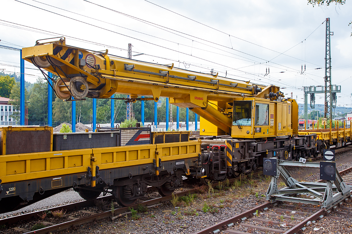 
Der GOTTWALD Gleisbauschienenkran GS 80.08 TT, Schweres Nebenfahrzeug Nr. 99 80 9419 004-3 D-BRS der BMTI Rail Service GmbH (Servicebetrieb der STRABAG SE), ex 97 82 42 503 19-8 STRABAG Rail, ex 60 80 092 3619-1 (Fa. Eichholz GmbH, Lauda), ist am 17.09.2016 in Kreuztal, mit zwei Schutzwagen der Gattung Res und der 203 841-2. abgestellt. 

Der Kran wurde 1991 von Gottwald in D�sseldorf unter der Fabriknummer 146 063 gebaut.

TECHNISCHE DATEN:
Spurweite: 1.435 mm
Anzahl der Achsen: 8 (in 4 Drehgestelle bzw. 2 Doppeldrehgestelle)
Drehzapfenabstand: 8.000 mm
Drehzapfenabstand im Drehgestell 1 und 2: 2.400 mm
L�nger �ber Puffer: 13.000 mm (ohne Kranausleger)
Ergebene Achsabst�nde in m: 1,1 / 1,2 / 1,1/ 5,6 / 1,1 / 1,2 / 1,1
Raddurchmesser: 730 mm (neu) / 680 mm (abgenutzt)
Eigengewicht: 128 t
Maximale Traglast: 100 t (abgest�tzt)  / 80 t (freistehend)
Kleinster befahrbarer Radius: 90 m 
max. Geschwindigkeit im Zugverband: 120 km/h
max. Geschwindigkeit im Eigenantrieb: 20 km/h
Maximale Achslast: 20 t
Zul. Streckenklasse: CS 04 und h�her
Motorleistung  190 kW

