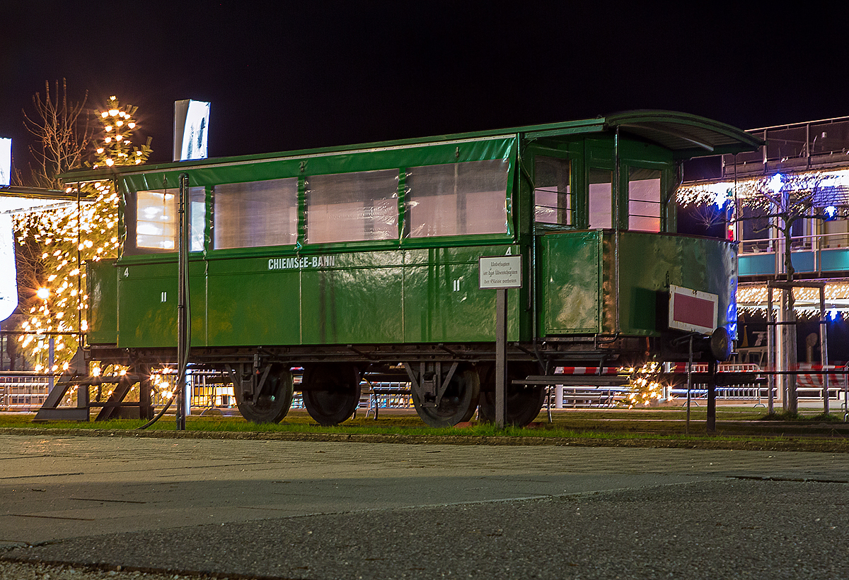 
Der halboffene 2.Klasse Personenwagen mit Plattform Nr. 4 der Chiemsee-Bahn abgestellt, am Abend des 27.12.2016 beim Bahnhof Prien-Stock. 

Die  Maschinenbau-Actien-Gesellschaft Nürnberg, vormals Klett  (MAN) lieferte für die Chiemsee-Bahn im Jahr 1887 acht zweiachsige Personenwagen unterschiedlicher Bauart. Es gibt zwei geschlossene Personenwagen der 2. Klasse, fünf halboffene Personenwagen der 2. Klasse, die bei schlechtem Wetter mit Planen verschlossen werden können, und sogar einen Salonwagen der 1. Klasse.  Im Jahr 1888 kommt noch, auch von MAN ein kombinierter 1./2. Klasse Personenwagen mit Gepäckabteil zum Wagenpark hinzu.

Der Salonwagen mit seiner luxuriösen Ausstattung an Sesseln und Samtsofas wurde 1975 an ein privates Fahrzeugmuseum in Marxzell bei Karlsruhe abgegeben, allerdings konnte er 1993  zurückgekauft werden und traf nach 18 Jahren Abwesenheit wieder in Prien-Stock ein. Nach einer Restaurierung ist er seit 1995 wieder im Einsatz, sodass alle Wagen wieder komplett sind. Der komplette 9-Wagen-Zug wurde am Anfang vollständig per Hand gebremst. Erst 1961 wurde die Garnitur auf Druckluftbremse der Bauart Knorr umgerüstet. Während die vier geschlossenen Wagen selbst bremsen, dienen die halboffenen Wagen als  Leitungswagen . Im gesamten Zug können bis zu 264 Fahrgäste befördert werden.

TECHNISCHE DATEN (Wagen Nr. 4):
Hersteller: MAN
Baujahr: 1887
Fabriknummer: 40324
Spurweite: 1.000 mm (Meterspur)
Länge über Puffer: 8.400 mm
Länge Wagenkasten ohne Plattformen: 5.880 mm
Achsabstand: 3.900 mm
Eigengewicht: 4.270 kg
Bremse: keine

Die Chiemsee-Bahn ist eine 1,91 Kilometer lange Schmalspurbahn (Meterspur) in Bayern. Sie verbindet seit 1887 den Bahnhof von Prien am Chiemsee mit dem Ortsteil Prien-Stock.
