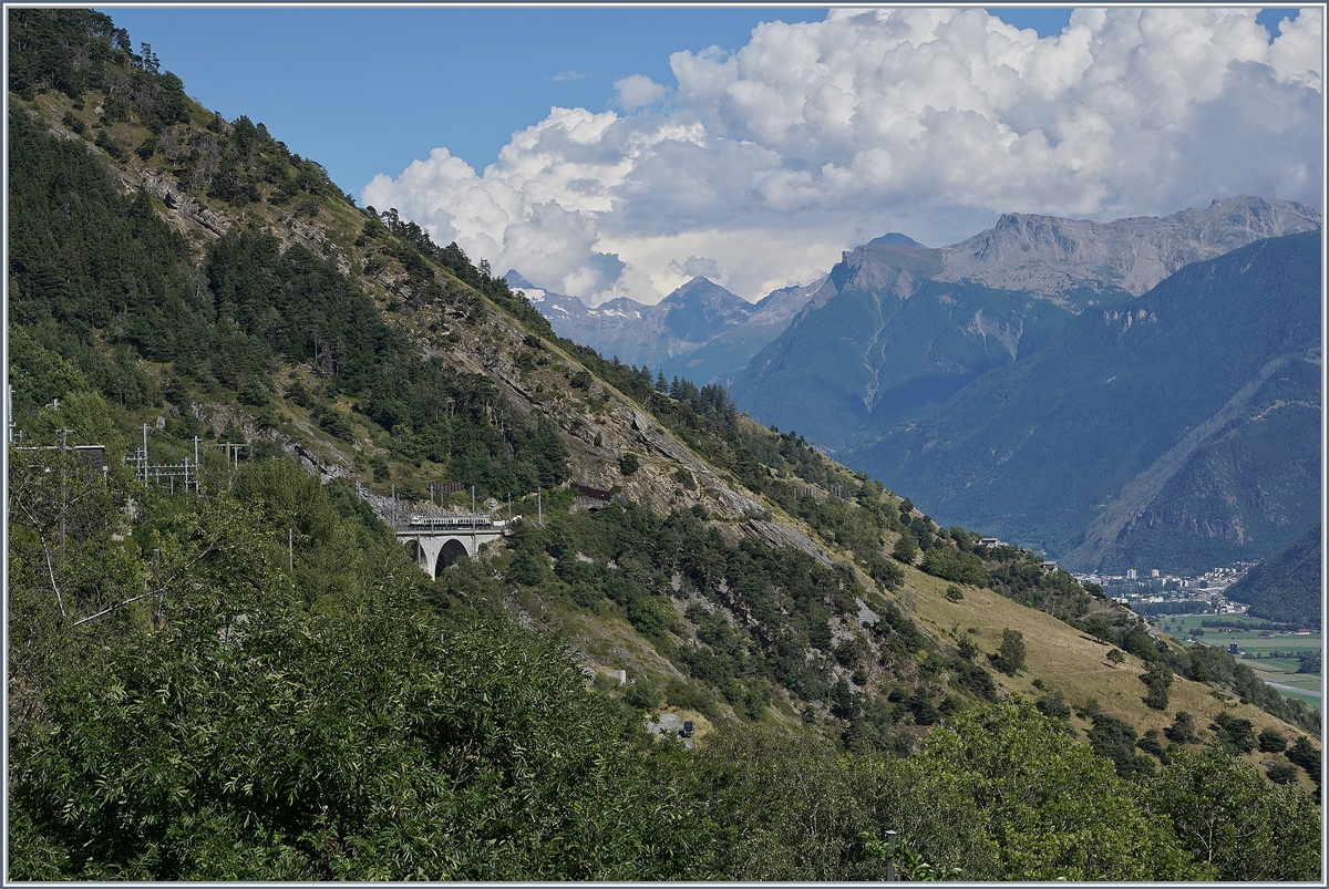 Der historische BLS BCFe 4/6 auf dem Luegelkinn Viadukt kurz vor Hohtenn.
14. Aug. 2016