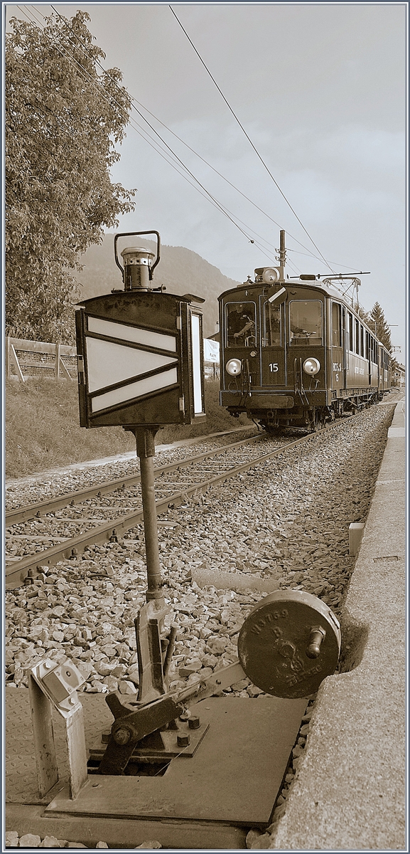 Der historische Martigny - Chatelard (MC) BCFe 4/4 N� 15 mit dem BFZt4 75 erreicht als Gastzug des Blonay - Chamby Themenveranstaltung  Le Valais en f�te sur la BC  den Bahnhof Blonay. 
(Bearbeitetes, altes Sepia-Bild) 
26. Sept. 2009