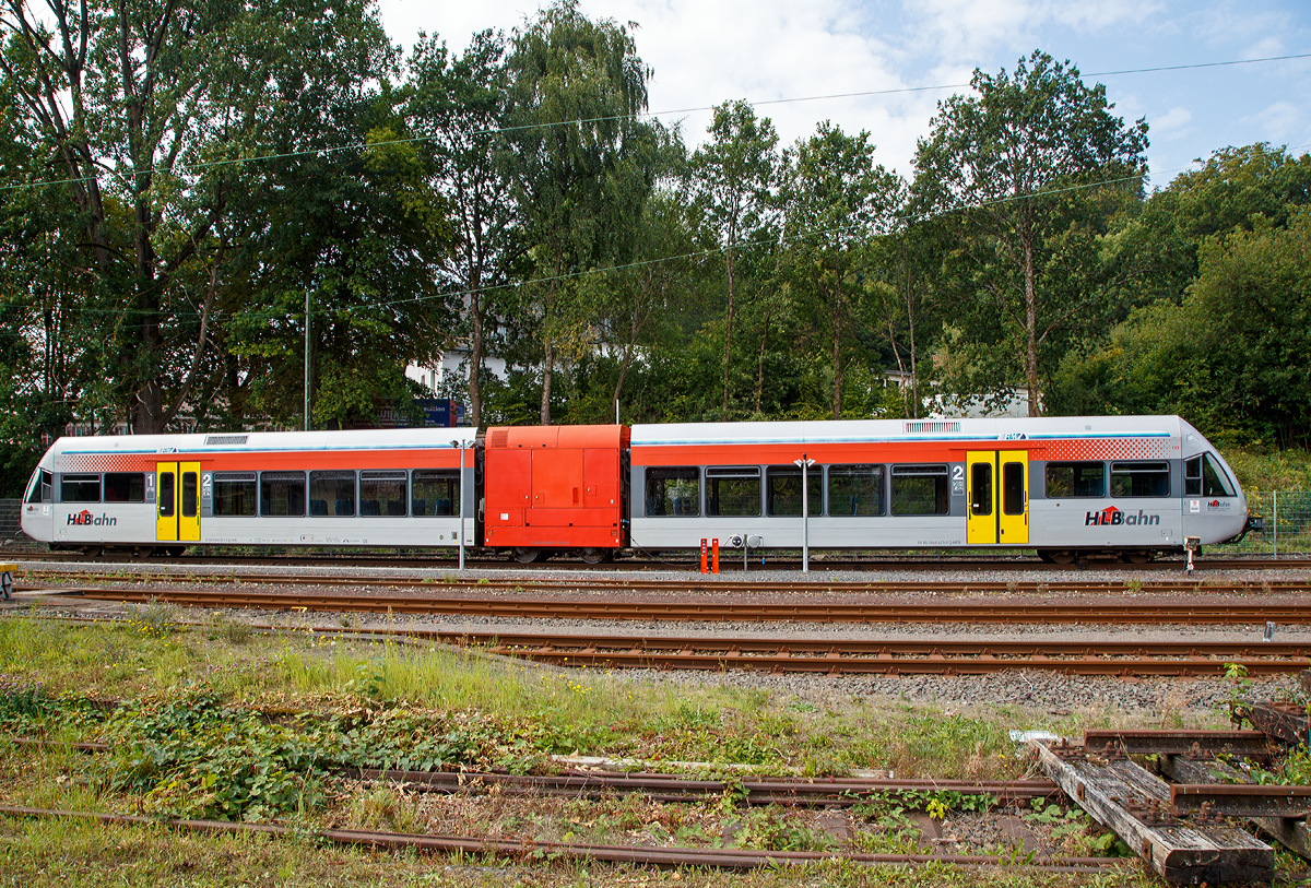 Der HLB 123 bzw. VT 526 123 (95 80 0946 423-0 G-HEB / 95 80 0646 423-3 D-HEB / 95 80 0946 923-9 D-HEB) ein Stadler GTW 2/6 der HLB (Hessische Landesbahn GmbH), ex vetus VT 123, ist am 12.09.2015 im Bahnhof Westerburg abgestellt.

Der GTW 2/6 wurde 2000 bei DWA unter der Fabriknummer 526/005 gebaut.
